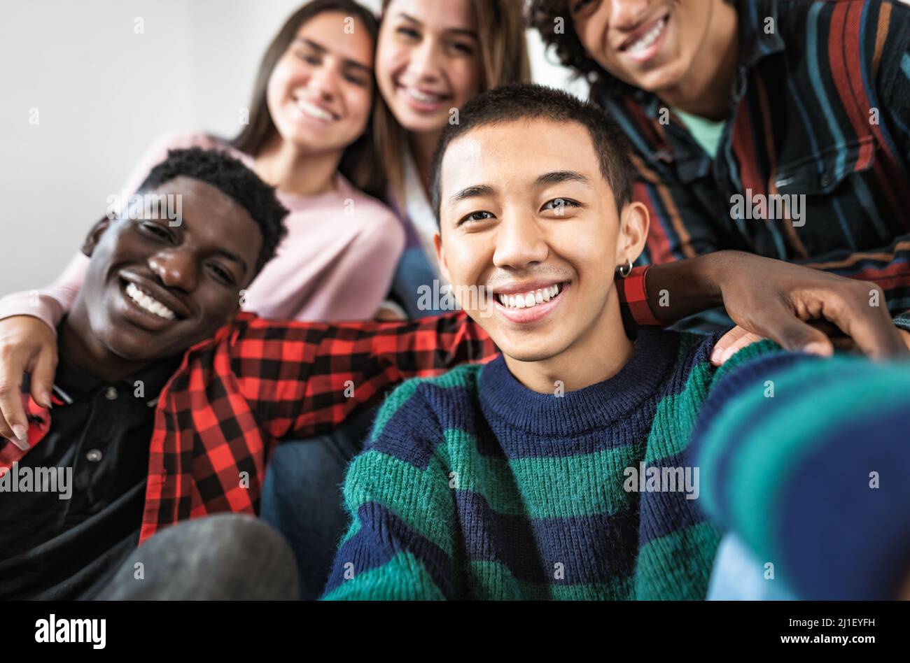 Junge multirassische Freunde nehmen gemeinsam Selfie - Freundschafts- und Diversitätskonzept Stockfoto