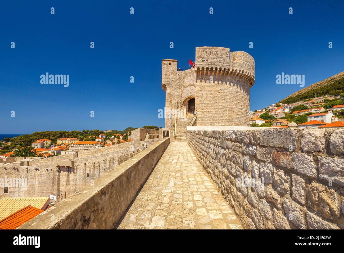 Blick auf den Minceta Turm von den Mauern der Stadt Dubrovnik in Kroatien, Europa. Stockfoto