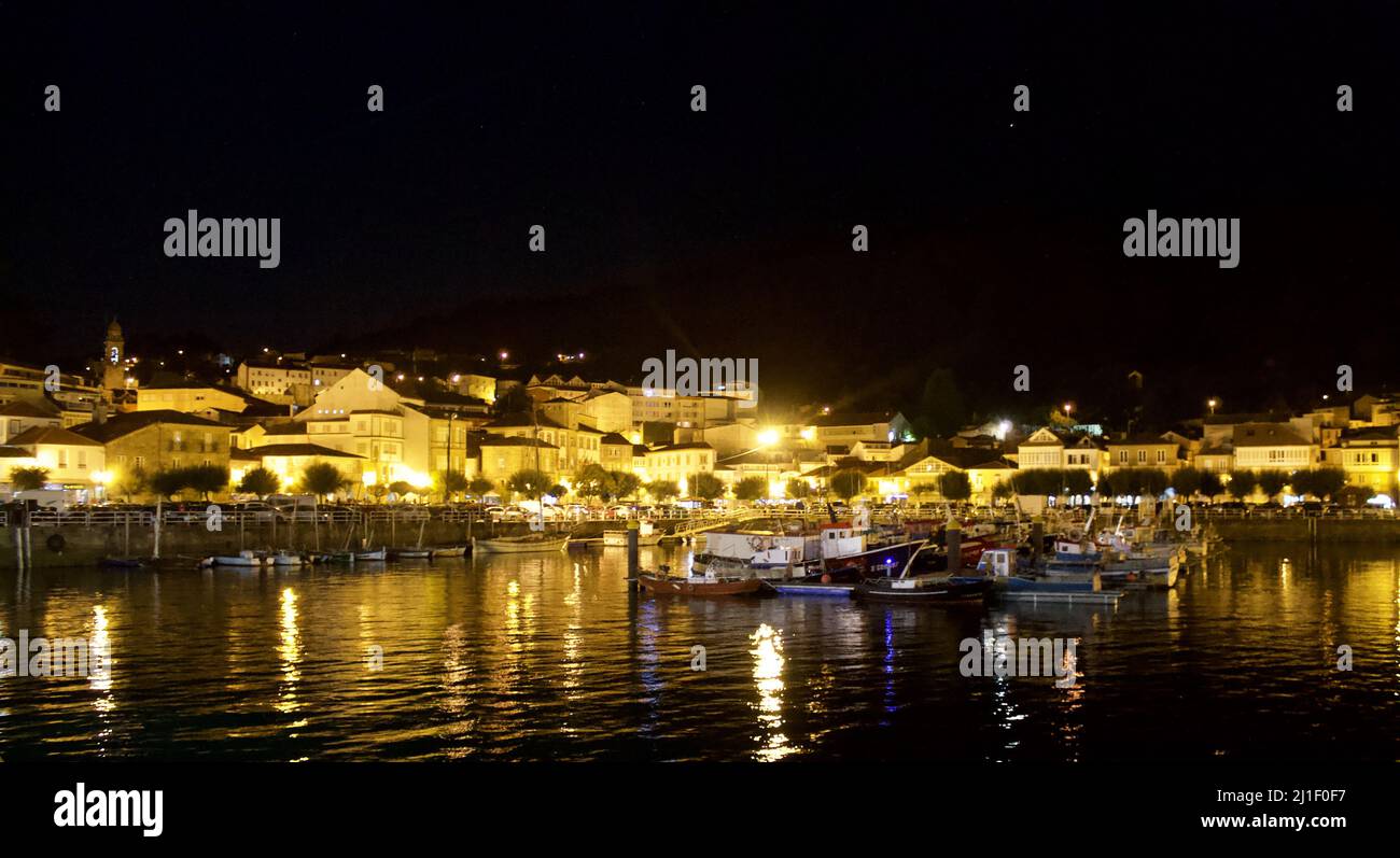 Schöner traditioneller Hafen von Muros in der Nacht Stockfoto