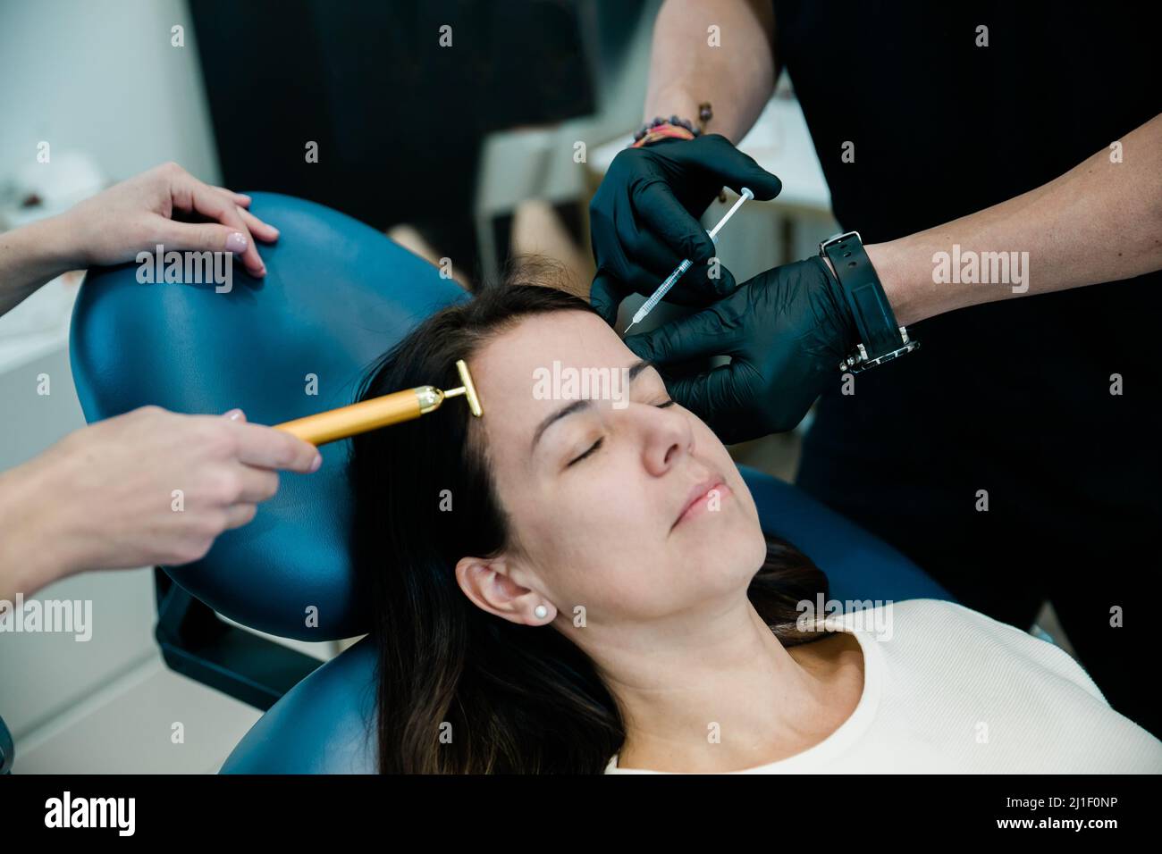 Nahaufnahme einer Frau, die Botulinumtoxin oder Füllstoffe auf Stirn und Gesicht bekommt Stockfoto