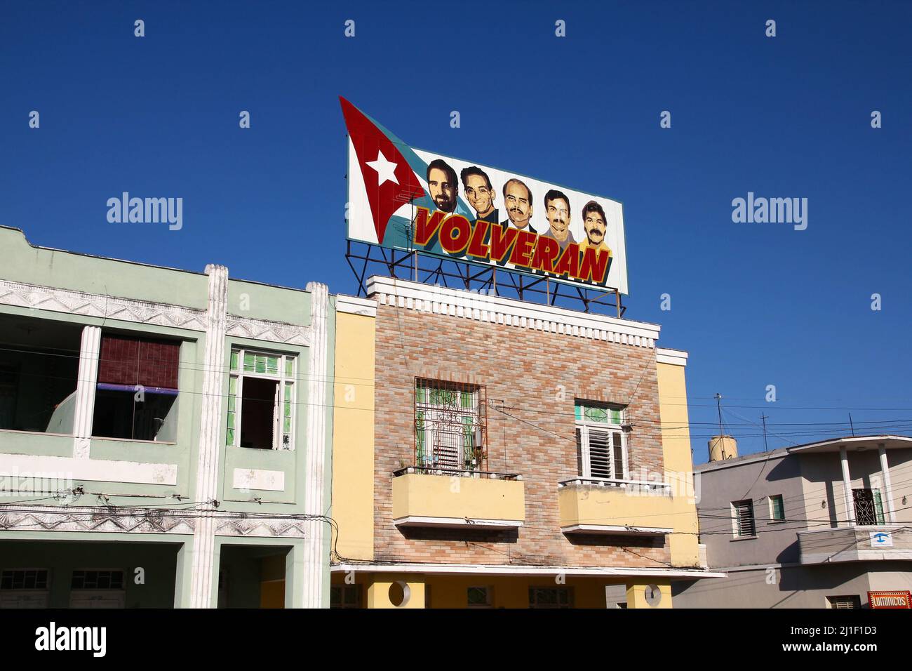 CIENFUEGOS, Kuba - Februar 3, 2011: Propaganda Anschlagtafel in der Straße in Cienfuegos, Kuba. Das Plakat zeigt fünf Kubaner von den USA festgenommen. Cub Stockfoto