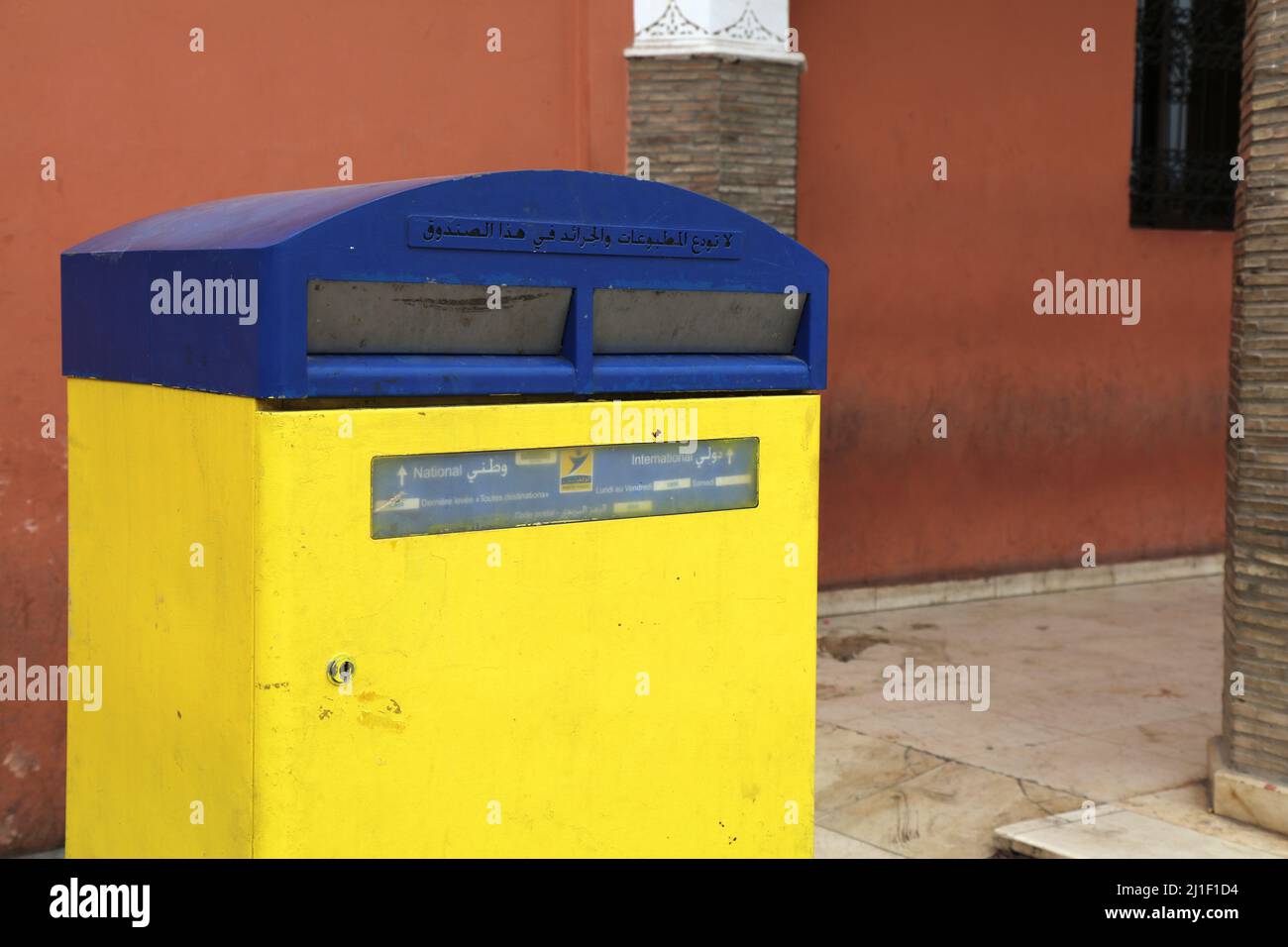 MARRAKESCH, MAROKKO - 20. FEBRUAR 2022: Öffentliche Mailbox der marokkanischen Post (Poste Maroc) in Marrakesch, Marokko. Poste Maroc ist die nationale Post Stockfoto