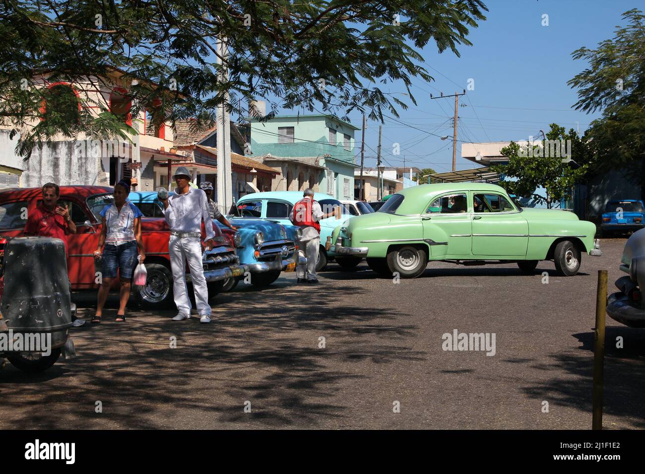 MATANZAS, CUBA - 22. FEBRUAR 2011: Alte amerikanische Auto in Matanzas, Cuba. Kuba hat eine der niedrigsten Auto - Pro-Kopf-Rate (38 pro 1000 Personen im Jahr 2008). Stockfoto