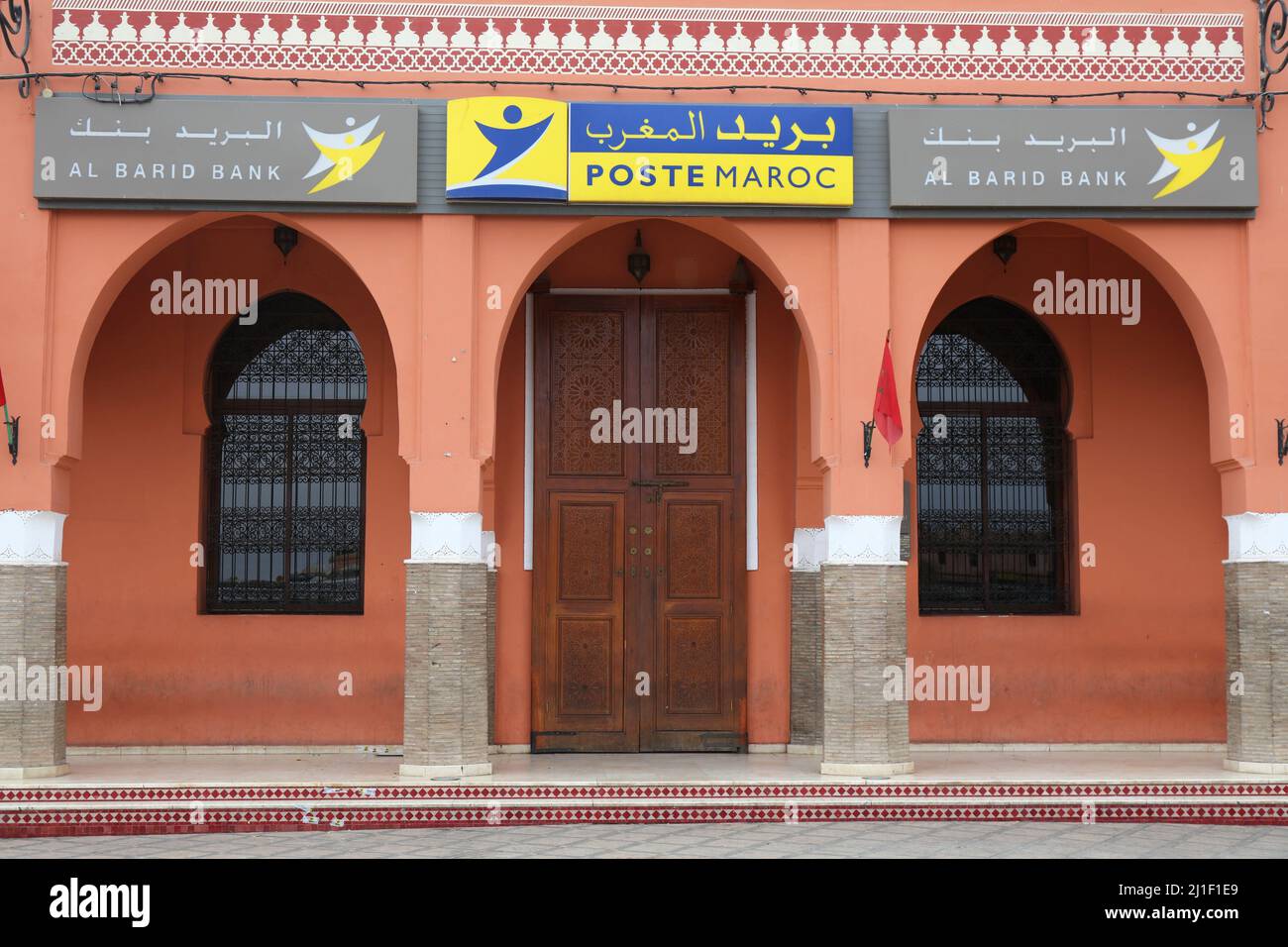 MARRAKESCH, MAROKKO - 20. FEBRUAR 2022: Postamt der marokkanischen Post (Poste Maroc) in Marrakesch, Marokko. Poste Maroc ist der nationale Postdienst Stockfoto