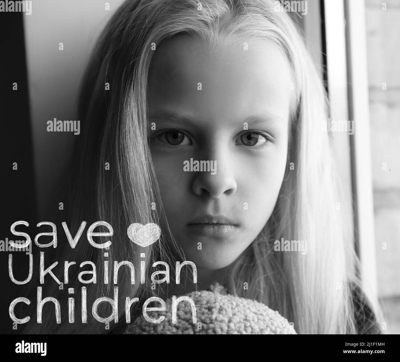 Schwarz-Weiß-Porträt des kleinen Mädchens und Text RETTEN UKRAINISCHE KINDER Stockfoto