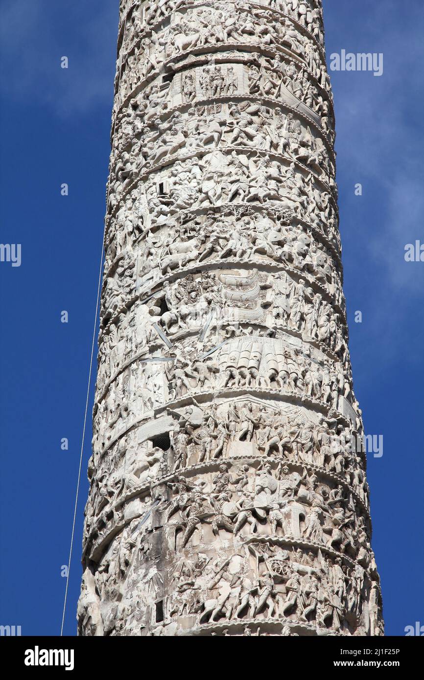 Rom, Italien. Kolumne des Marcus Aurelius. Alte römische Siegessäule am Piazza Colonna Platz. Stockfoto