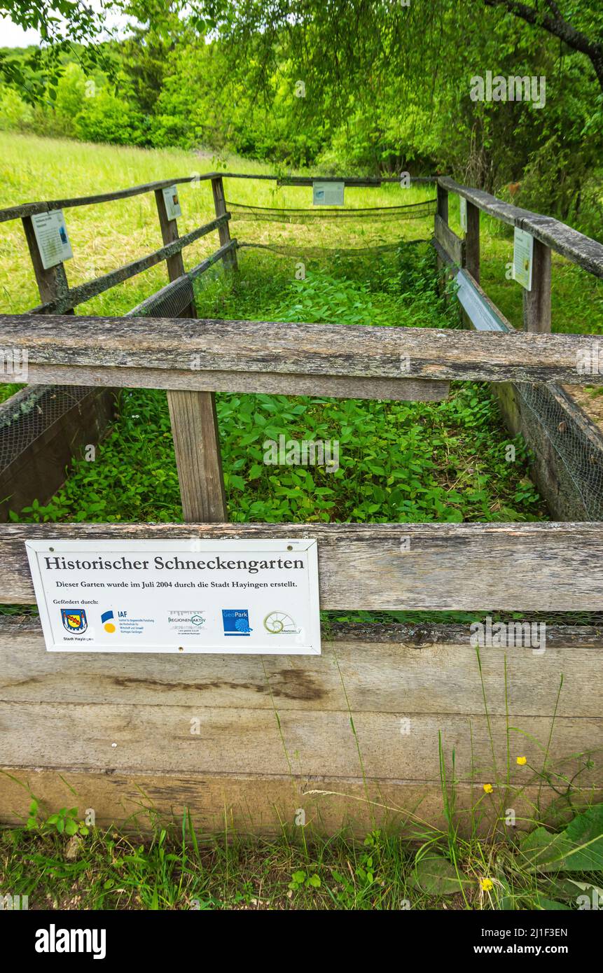 Historischer Eskarbengarten, der 2004 von der Gemeinde Hayingen im Dorf Weiler erbaut wurde, um der Tradition der Schneckenzucht in der Vergangenheit zu gedenken. Stockfoto