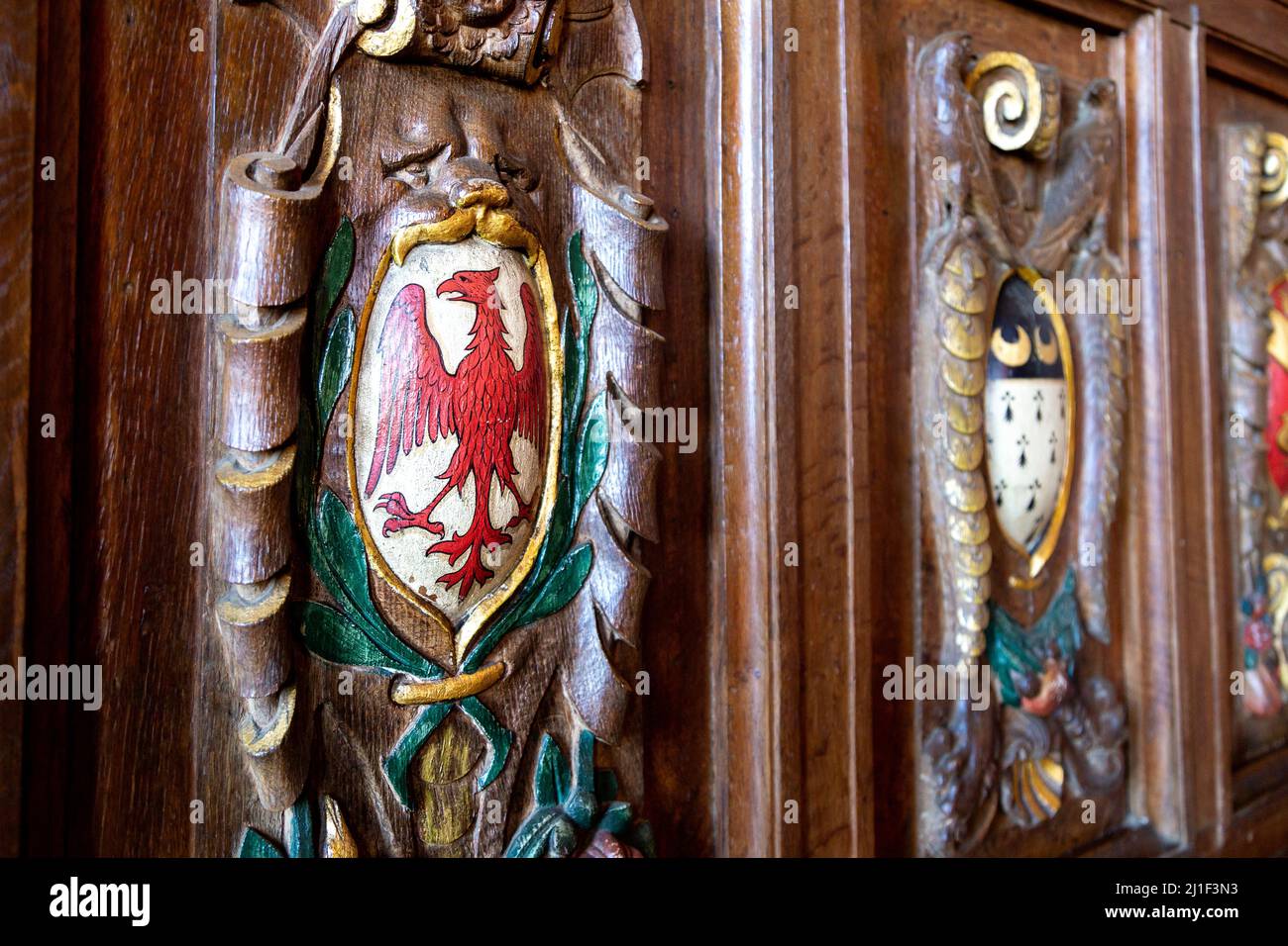 Heraldische Symbole in Holztafeln in der Jacoban Banqueting Hall im Knebworth House, Hertfordshire, Großbritannien Stockfoto