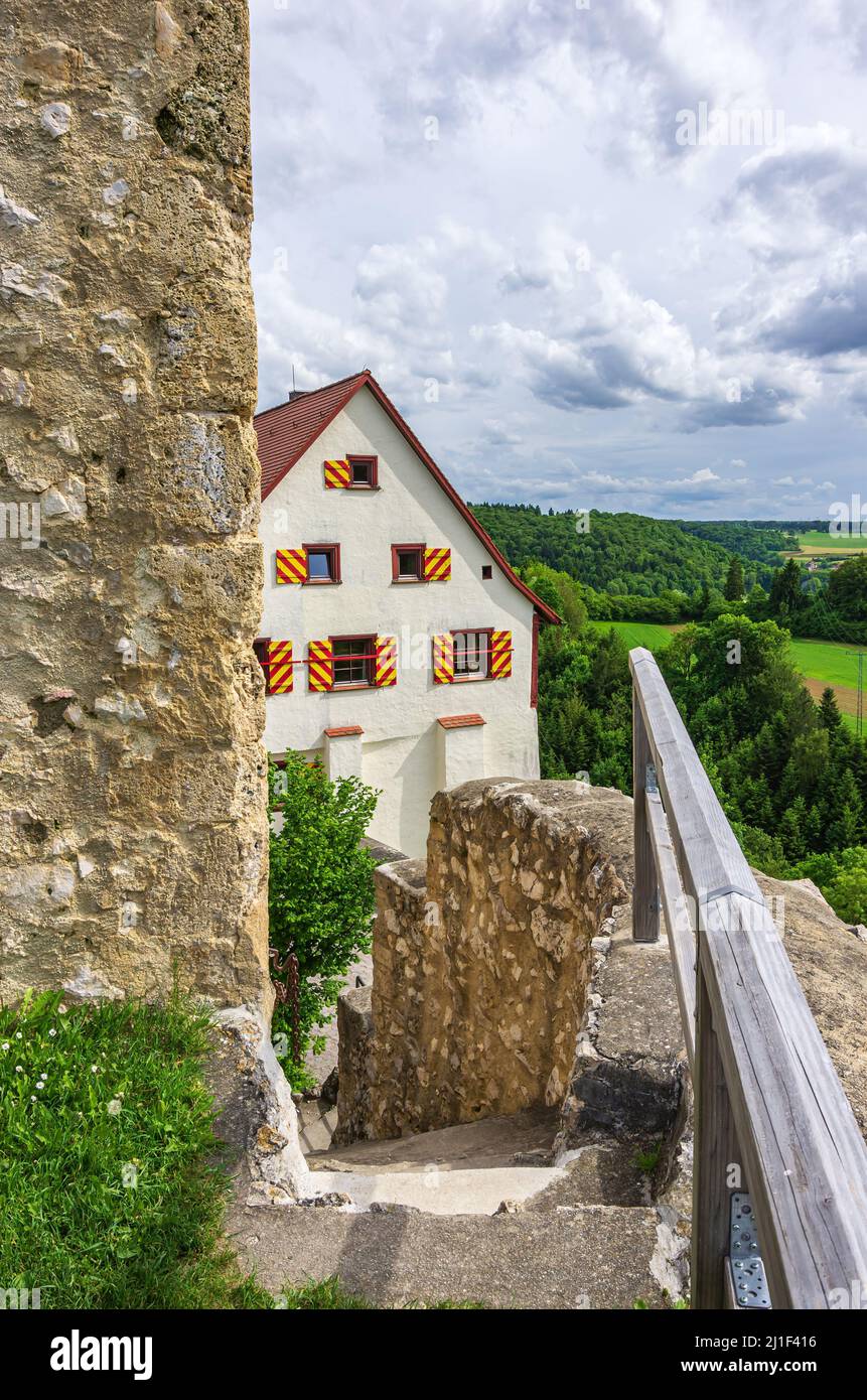 Mittelalterliche Burgruine Derneck im Tal des Großen lauter auf der Schwäbischen Alb, heute beliebtes Ausflugsziel und Wanderherberge. Stockfoto