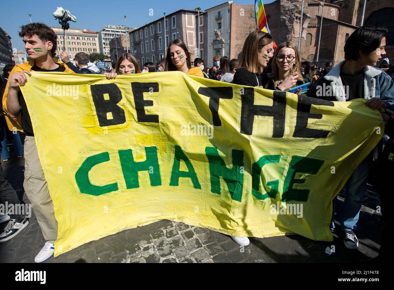 Rom, Italien. 25. März 2022. Heute veranstaltete Fridays for Future Rome - unterstützt von verschiedenen anderen Organisationen und Bewegungen der Umweltschützer - eine Demonstration im Zentrum Roms mit dem Namen Global Strike for Climate. Ziel der Kundgebung war es, die italienische Regierung und alle Regierungen der Welt dazu aufzufordern, für einen sofortigen Plan, Investitionen und Maßnahmen gegen die so genannten Klimaveränderungen und die daraus resultierende Klimakrise zu handeln. Stockfoto