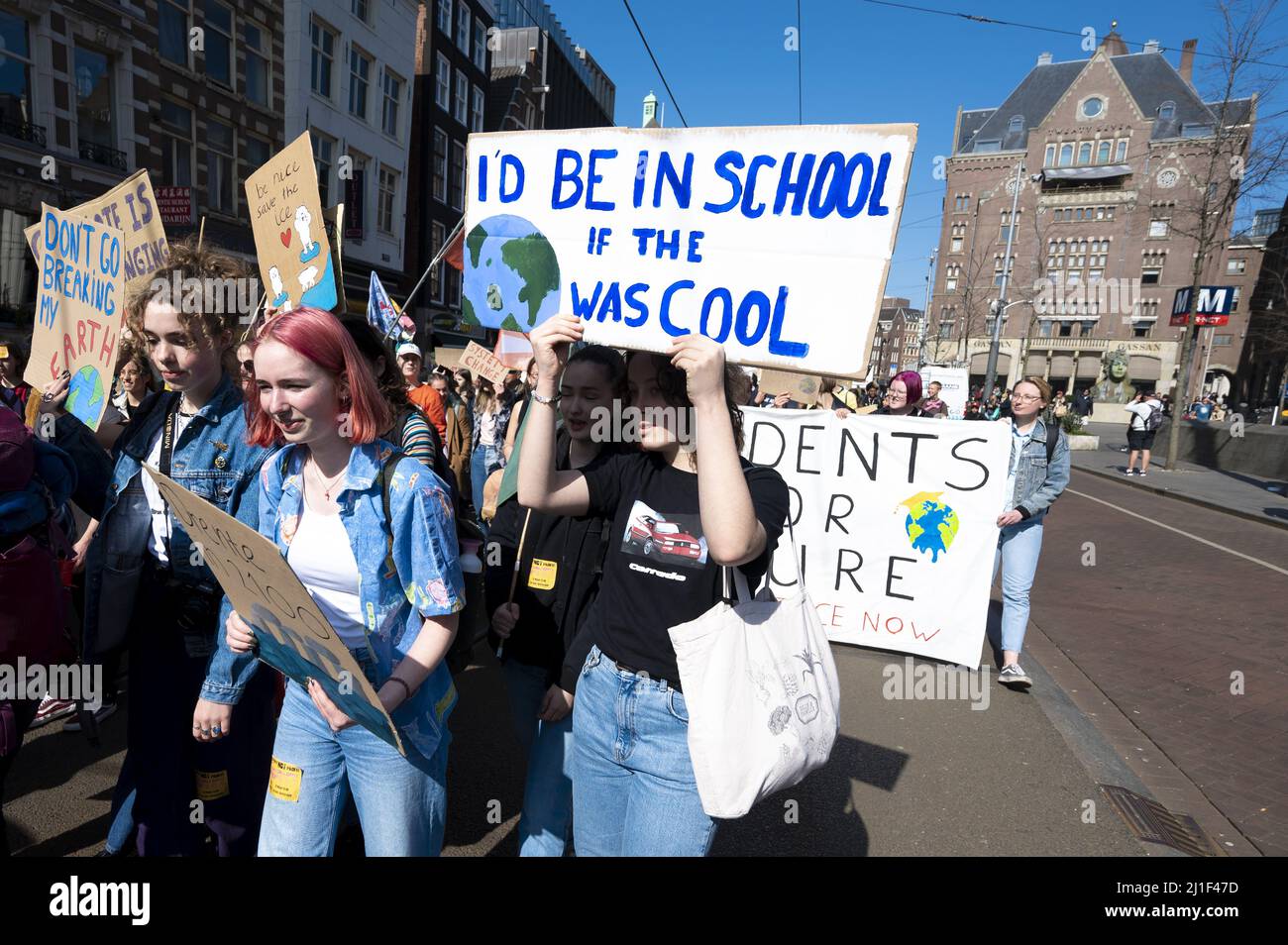 AMSTERDAM - Klimaatactiegroepen en sympathizanten nemen deel aan een protestmars tegen vervuilende bedrijven. De actievoerders werden dat bedrijven in 2030 zoveel mogelijk klimaatneutraal zijn. ANP EVERT ELZINGA Stockfoto