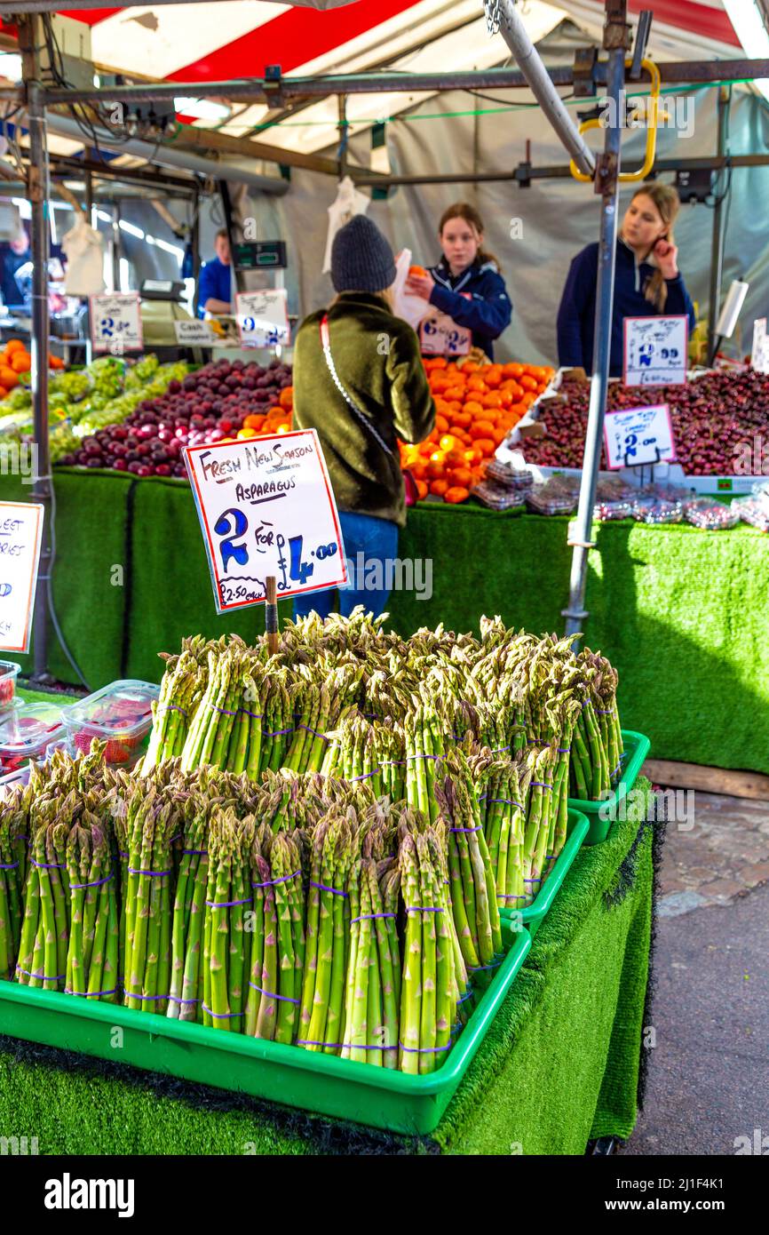 Obst- und Gemüsestände am Cambridge Market Square, Cambridge, Cambridgeshire, Großbritannien Stockfoto