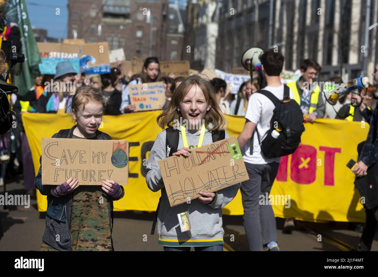 AMSTERDAM - Klimaatactiegroepen en sympathizanten nemen deel aan een protestmars tegen vervuilende bedrijven. De actievoerders werden dat bedrijven in 2030 zoveel mogelijk klimaatneutraal zijn. ANP EVERT ELZINGA Stockfoto