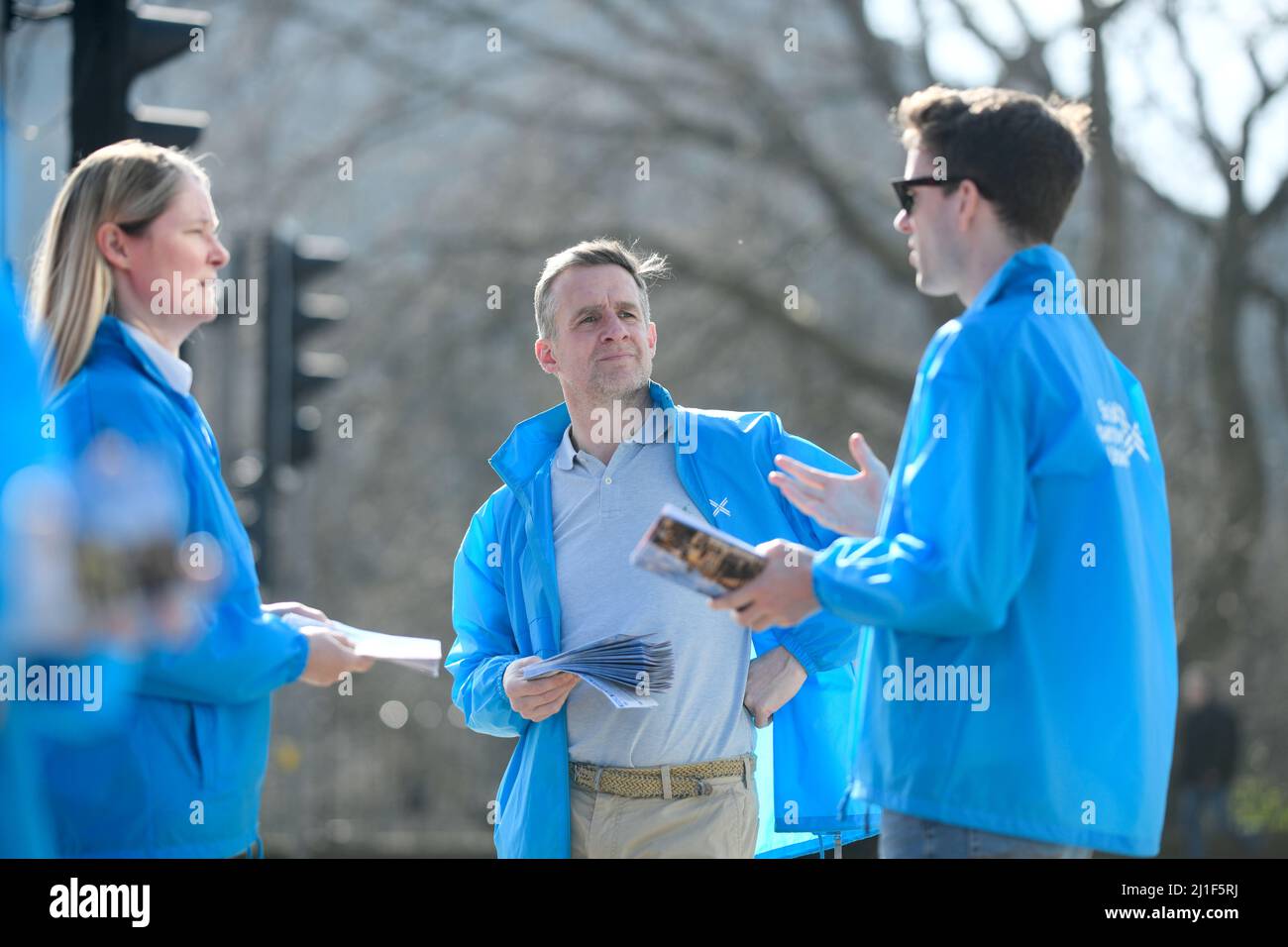 Edinburgh Schottland, Großbritannien März 25 2022. Douglas Ross, Vorsitzender der schottischen Konservativen, und Miles Briggs MSP, Kabinettsminister für Schatten, werden von Kandidaten und Unterstützern unterstützt, um den Wahlkampf der schottischen Konservativen in der Princes Street und in den Princes Street Gardens zu starten.Credit sst/alamy live News Stockfoto