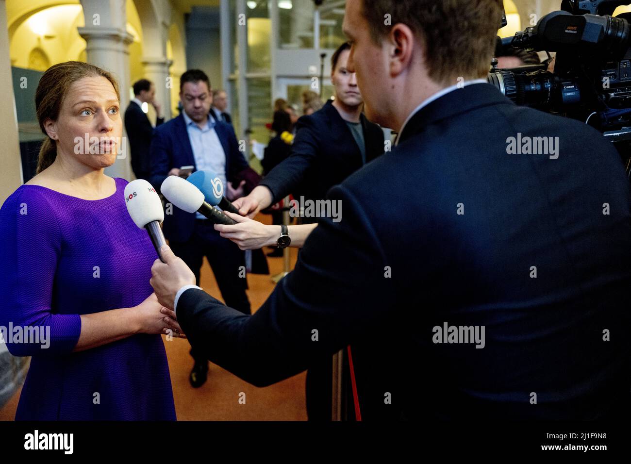 DEN HAAG - Carola Schouten Minister voor Armoedebeleid, Participatie en Pensioenen Staat de pers te woord op het Binnenhof na afloop van de wekelijkse ministerraad. ANP ROBIN UTRECHT Stockfoto