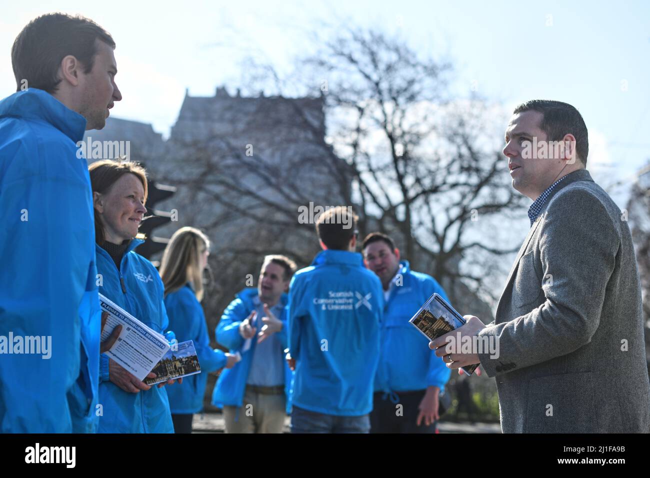 Edinburgh Schottland, Großbritannien März 25 2022. Douglas Ross, Vorsitzender der schottischen Konservativen, und Miles Briggs MSP, Kabinettsminister für Schatten, werden von Kandidaten und Unterstützern unterstützt, um den Wahlkampf der schottischen Konservativen in der Princes Street und in den Princes Street Gardens zu starten.Credit sst/alamy live News Stockfoto