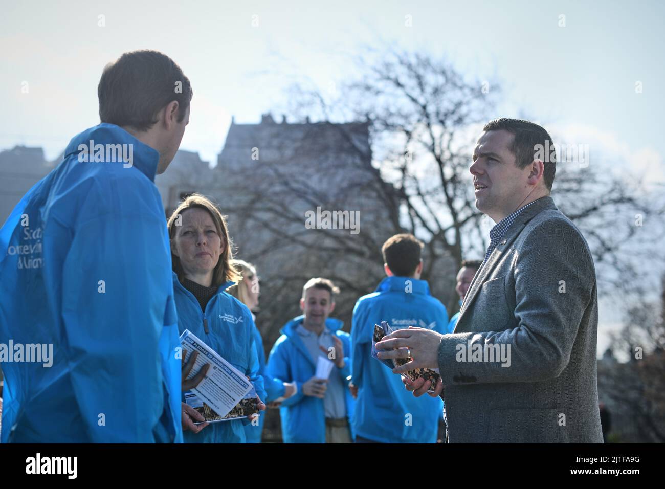 Edinburgh Schottland, Großbritannien März 25 2022. Douglas Ross, Vorsitzender der schottischen Konservativen, und Miles Briggs MSP, Kabinettsminister für Schatten, werden von Kandidaten und Unterstützern unterstützt, um den Wahlkampf der schottischen Konservativen in der Princes Street und in den Princes Street Gardens zu starten.Credit sst/alamy live News Stockfoto