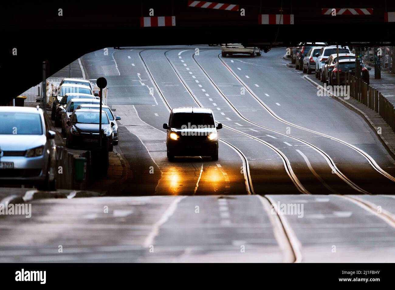 Straßenverkehr am frühen Morgen an der Bahnunterführung am Hauptbahnhof Stockfoto