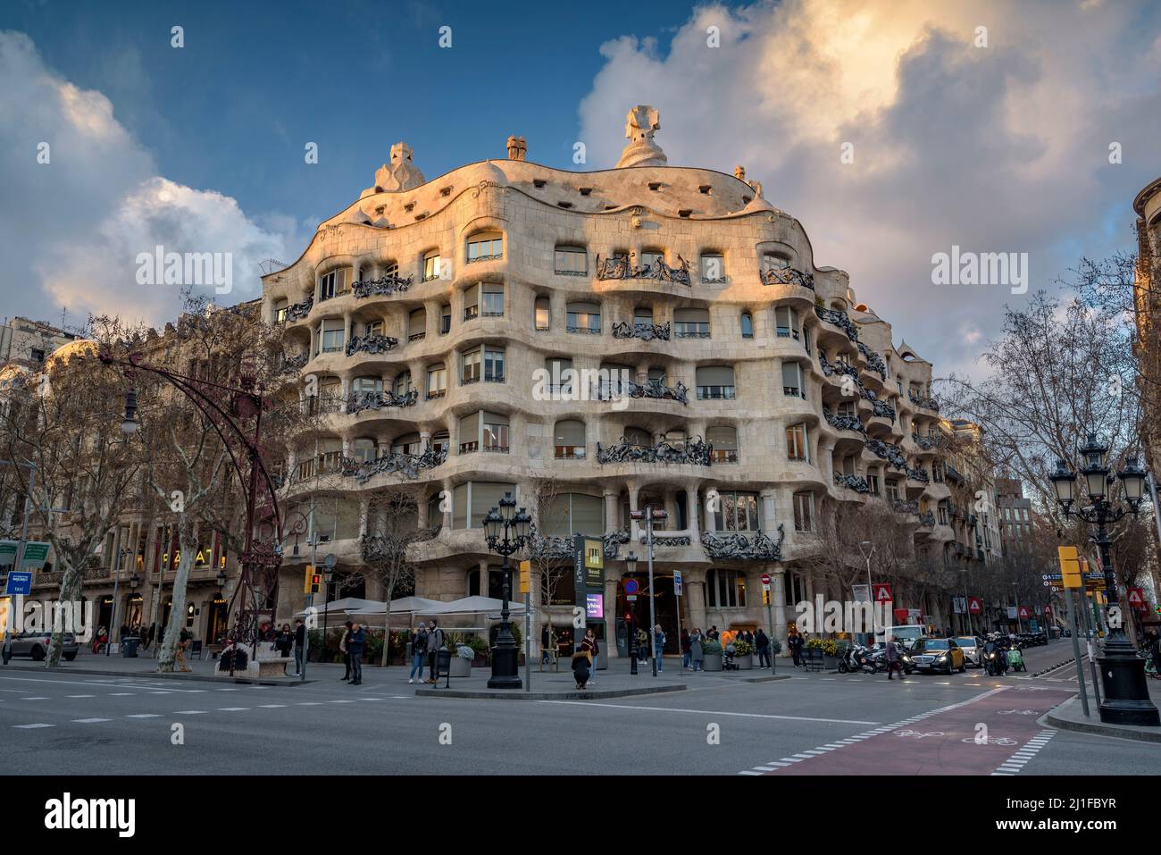 Casa Milà (La Pedrera) bei Sonnenuntergang, Dämmerung und blauer Stunde auf dem Passeig de Gracia in Barcelona (Katalonien, Spanien) ESP: La Casa Milà al atardecer (BCN) Stockfoto