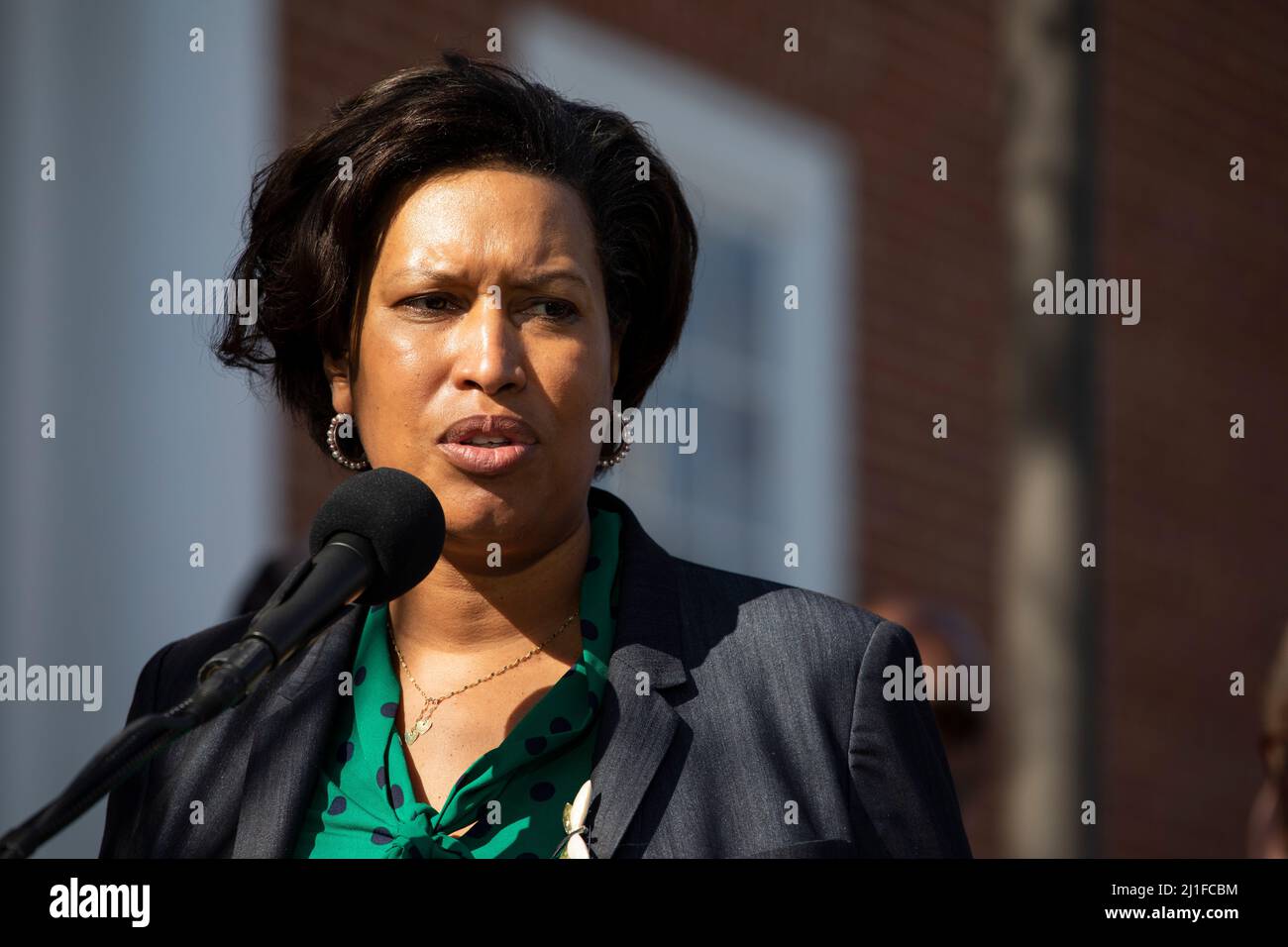 Washington, Vereinigte Staaten Von Amerika. 15. März 2022. Der Bürgermeister des Distrikts Columbia, Muriel Bowser (Demokrat des Distrikts Kolumbien), spricht auf einer Pressekonferenz in Washington, DC, nachdem am 15. März 2022Credit ein Verdächtiger im Zusammenhang mit einer Reihe von Morden an Obdachlosen in Washington, DC und New York City verhaftet wurde: Aaron Schwartz/CNP/Sipa USA (EINSCHRÄNKUNG: KEINE Zeitungen oder Zeitungen in New York oder New Jersey im Umkreis von 75 km von New York City) Credit: SIPA USA/Alamy Live News Stockfoto