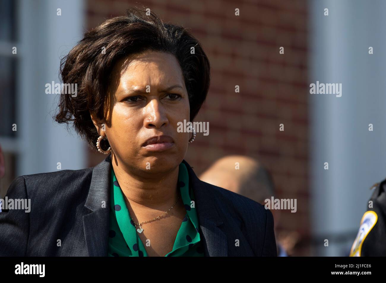 Washington, Vereinigte Staaten Von Amerika. 15. März 2022. Der Bürgermeister des Distrikts Columbia, Muriel Bowser (Demokrat des Distrikts Kolumbien), spricht auf einer Pressekonferenz in Washington, DC, nachdem am 15. März 2022Credit ein Verdächtiger im Zusammenhang mit einer Reihe von Morden an Obdachlosen in Washington, DC und New York City verhaftet wurde: Aaron Schwartz/CNP/Sipa USA (EINSCHRÄNKUNG: KEINE Zeitungen oder Zeitungen in New York oder New Jersey im Umkreis von 75 km von New York City) Credit: SIPA USA/Alamy Live News Stockfoto