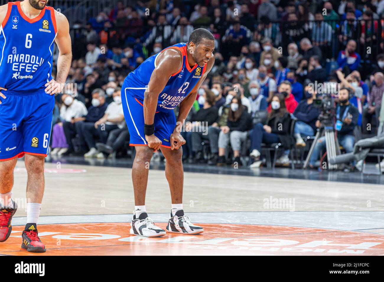 Istanbul, Türkei. 24. März 2022. Bryant Dunston von Anadolu Efes Istanbul gesehen während der Runde 32 der 2021/2022 Turkish Airlines Euroleague regulären Saison im Sinan Erdem Dome. Endstand; Anadolu Efes 77:83 Mailand. (Foto von Nicholy Muller/SOPA Images/Sipa USA) Quelle: SIPA USA/Alamy Live News Stockfoto