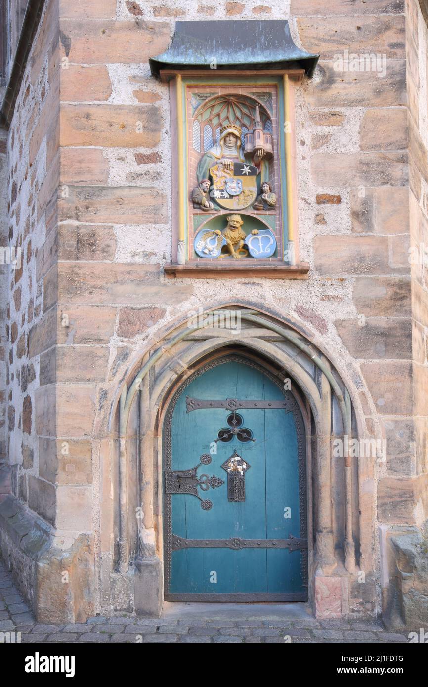 Tür mit Beschlägen am spätgotischen Rathaus in Marburg, Hessen, Deutschland Stockfoto