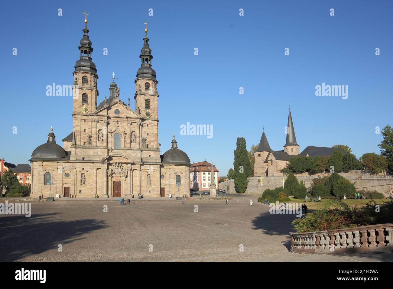 Domplatz mit barockem Dom und Michaelskirche in Fulda, Hessen, Deutschland Stockfoto