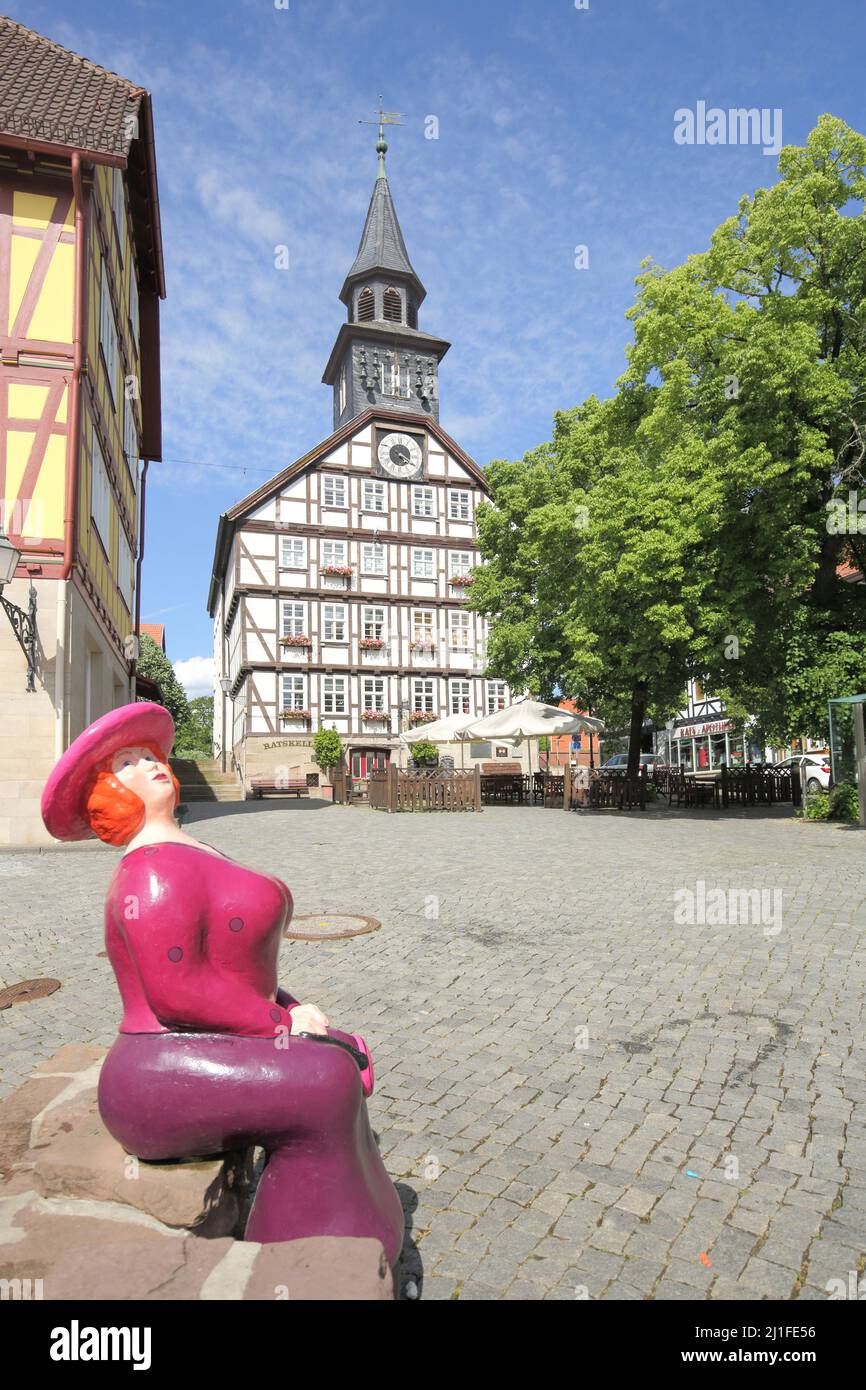 Schrille Skulptur vor dem Rathaus in Allendorf, Hessen Stockfoto