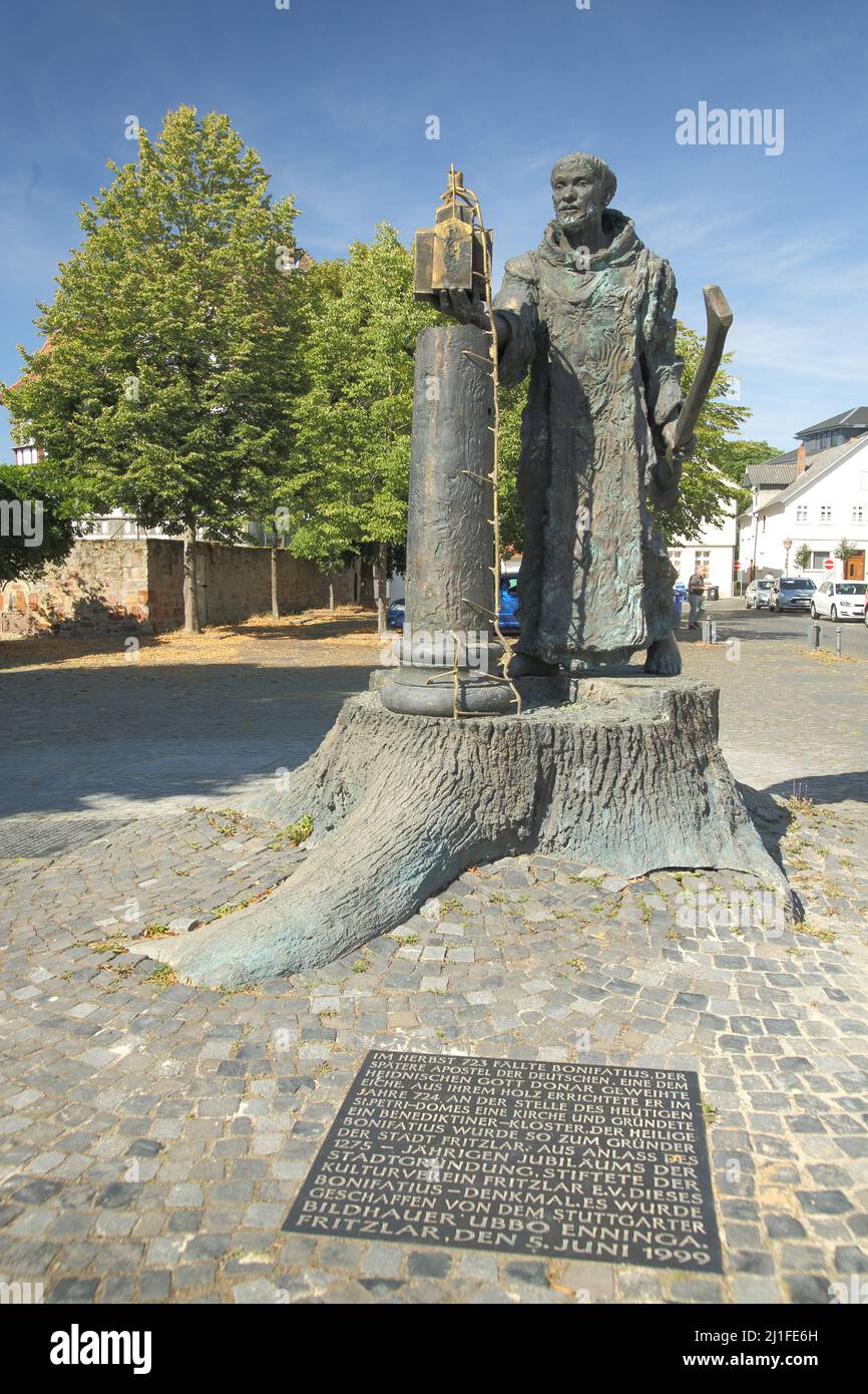 Bonifatius-Denkmal auf dem Domplatz in Fritzlar, Hessen, Deutschland Stockfoto