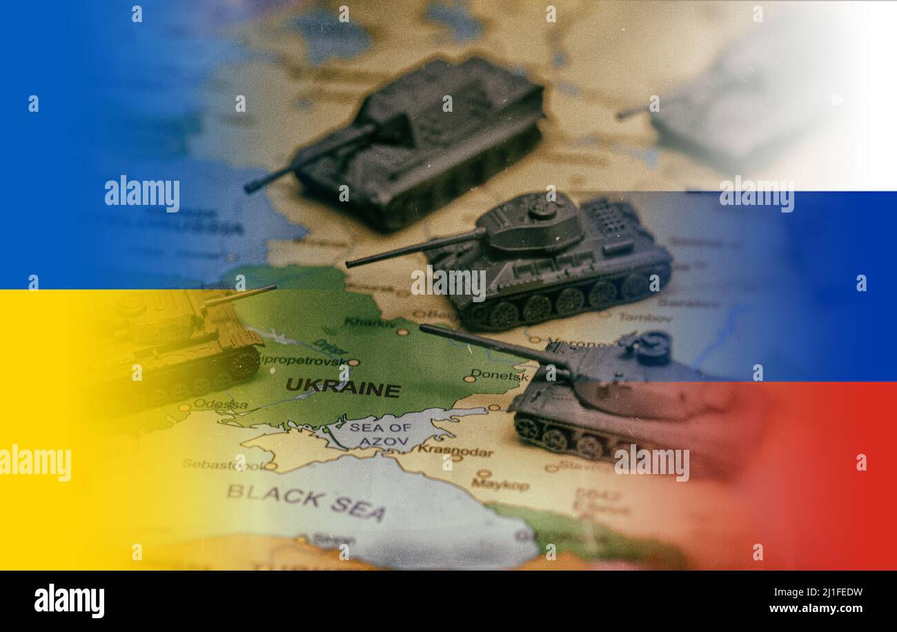 Konflikt zwischen Russland und der Ukraine. Spielzeugtanks auf der Karte. Stockfoto
