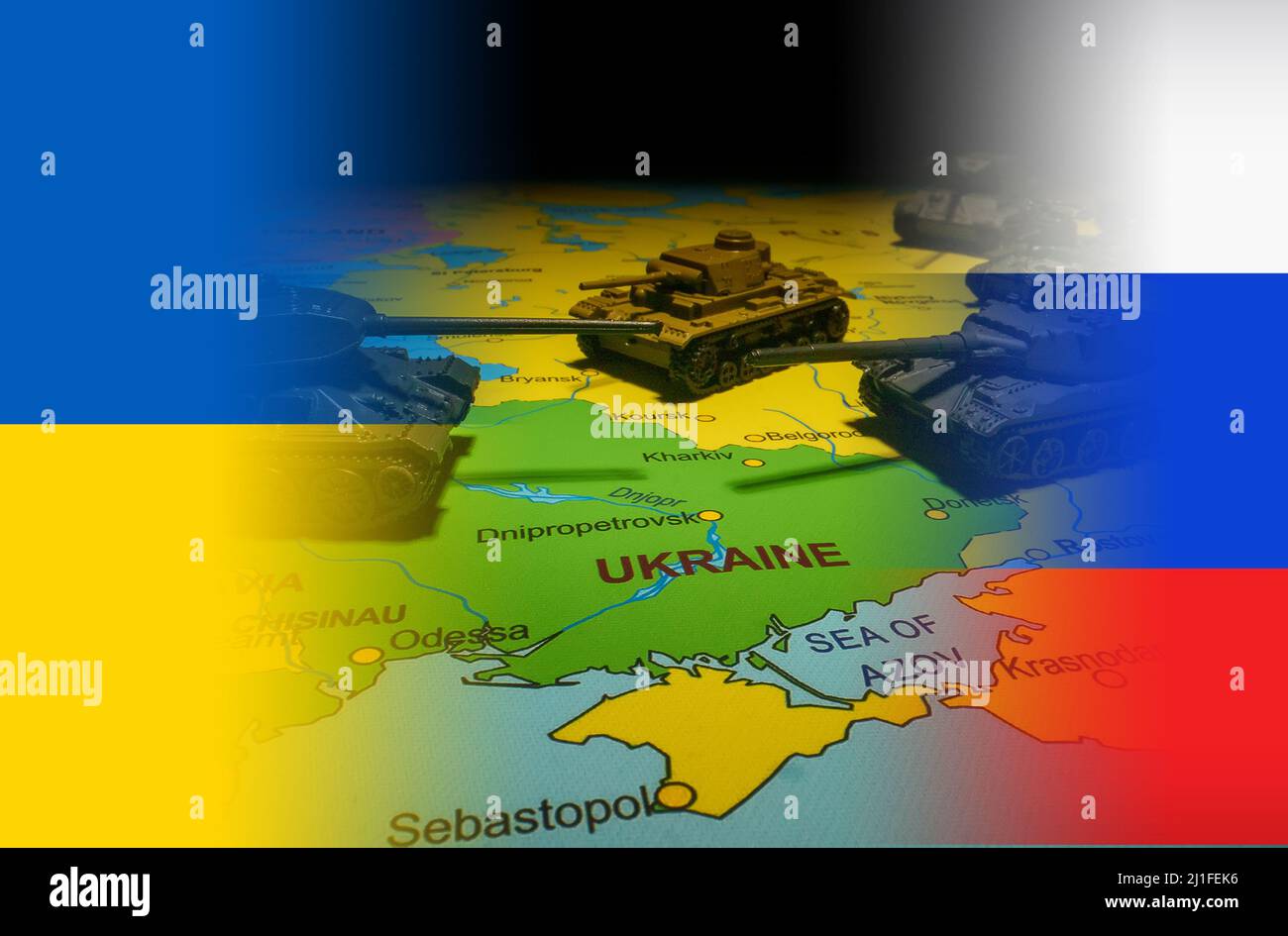 Konflikt zwischen Russland und der Ukraine. Spielzeugtanks auf der Karte. Stockfoto
