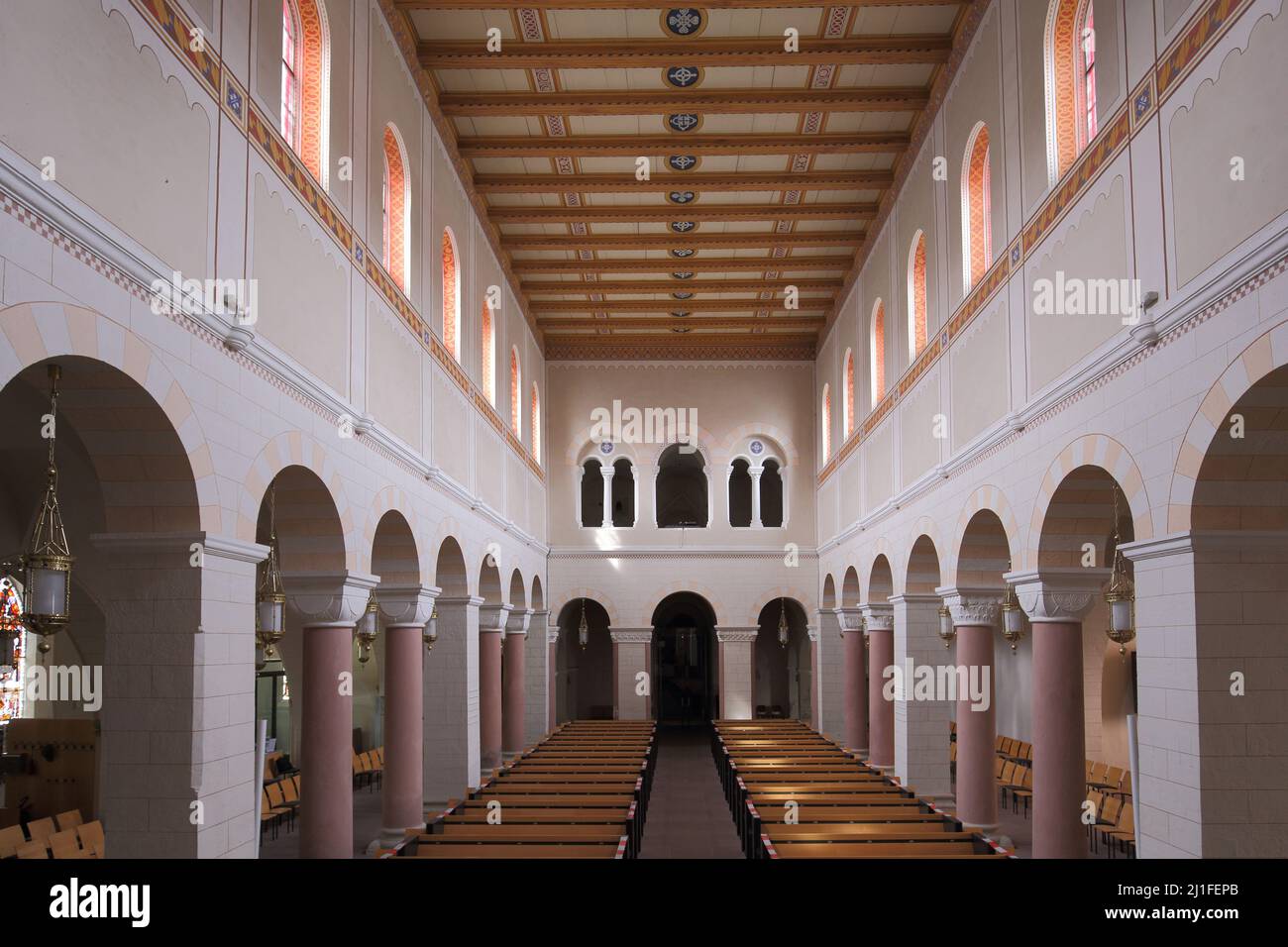 Innenansicht der romanischen Stiftskirche St. Anastasius und St. Innocentius in Bad Gandersheim, Niedersachsen, Deutschland Stockfoto