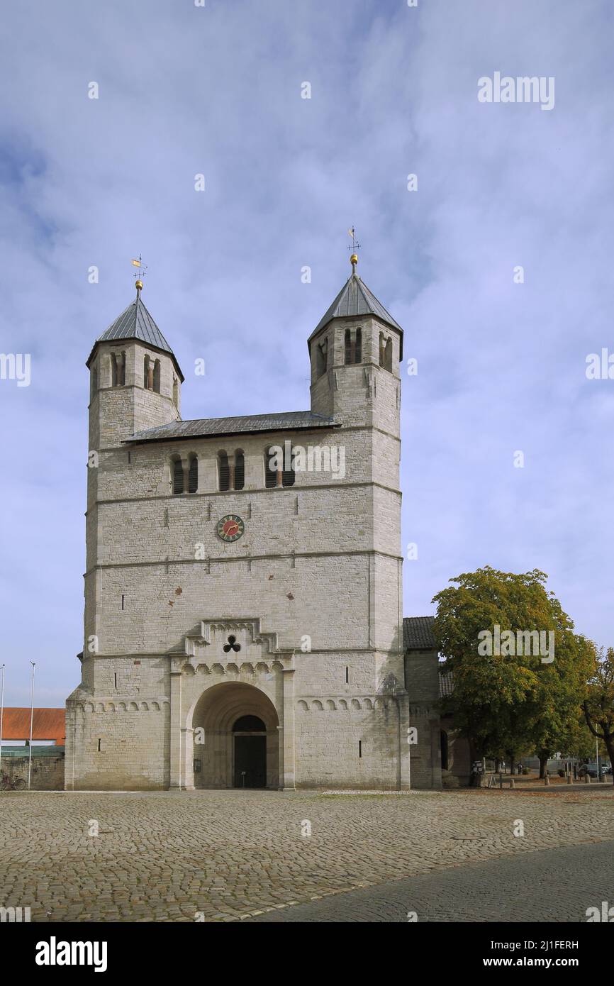 Romanische Stiftskirche St. Anastasius und St. Innocentius in Bad Gandersheim, Niedersachsen, Deutschland Stockfoto