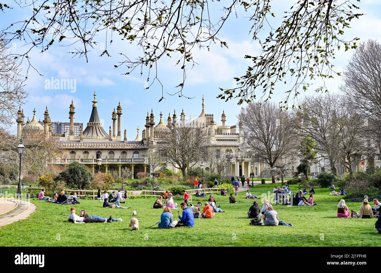 Brighton UK 25. March 2022 - Besucher genießen einen weiteren schönen sonnigen Frühlingstag in den Brighton Pavilion Gardens, während das warme Wetter in ganz Großbritannien anhält : Credit Simon Dack / Alamy Live News Stockfoto