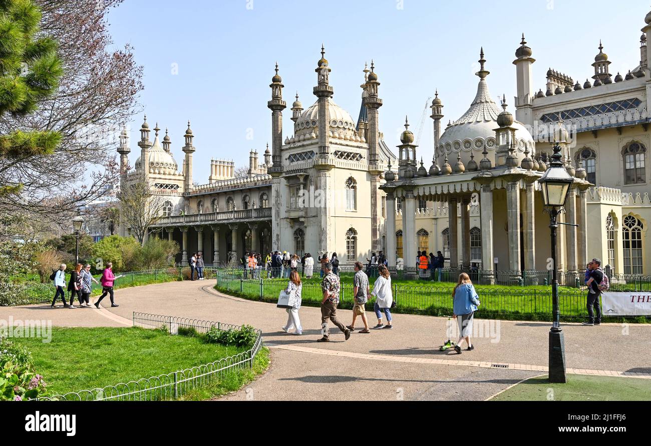 Brighton UK 25. March 2022 - Besucher genießen einen weiteren schönen sonnigen Frühlingstag in den Brighton Pavilion Gardens, während das warme Wetter in ganz Großbritannien anhält : Credit Simon Dack / Alamy Live News Stockfoto