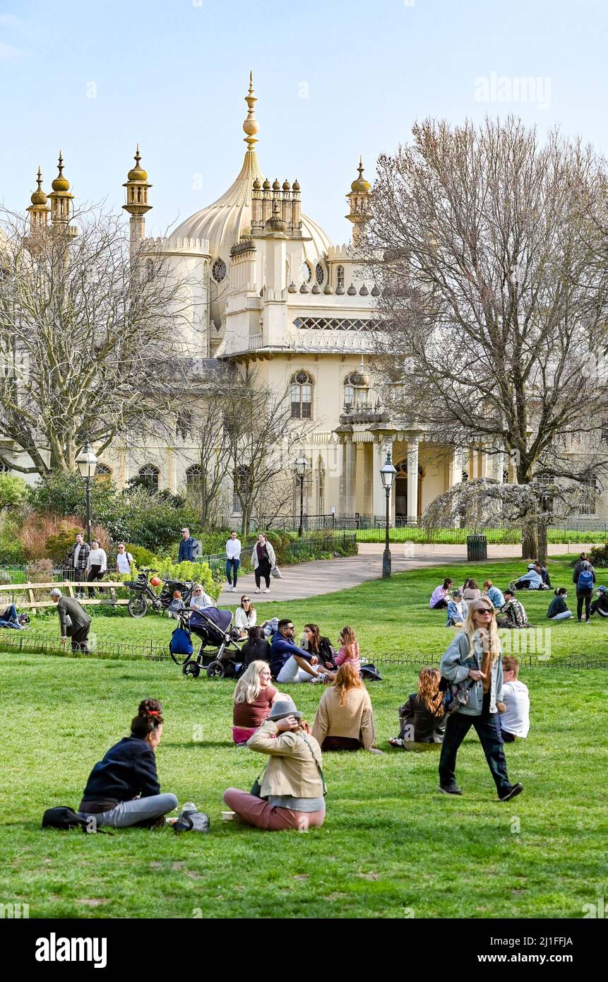 Brighton UK 25. March 2022 - Besucher genießen einen weiteren schönen sonnigen Frühlingstag in den Brighton Pavilion Gardens, während das warme Wetter in ganz Großbritannien anhält : Credit Simon Dack / Alamy Live News Stockfoto