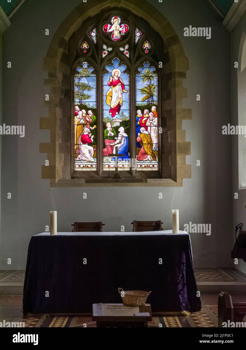 Ein Buntglasfenster in der St. Mary's Church in Rydal im Lake District National Park, Cumbria, England. Stockfoto