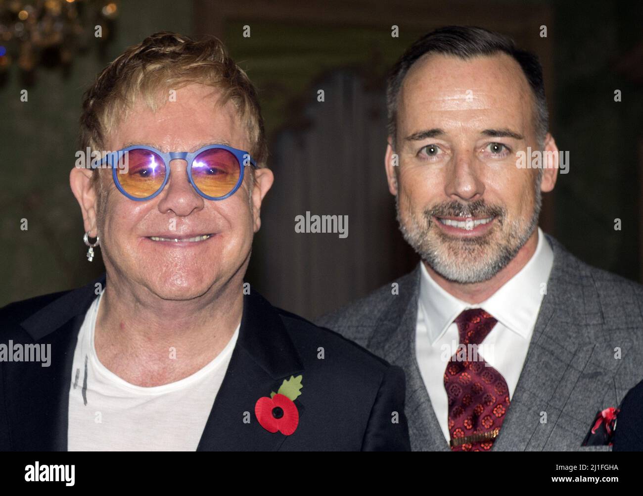 Aktenfoto vom 4/11/2015 von Sir Elton John (links) und David Furnish, wie Herr Furnish seinem Gatten, Sir Elton John, ein glückliches 75.. Geburtstag gewünscht hat, indem er sagt, er sei ein "spezialischer Ehemann und ein tief hingebungsvoller Vater". Stockfoto