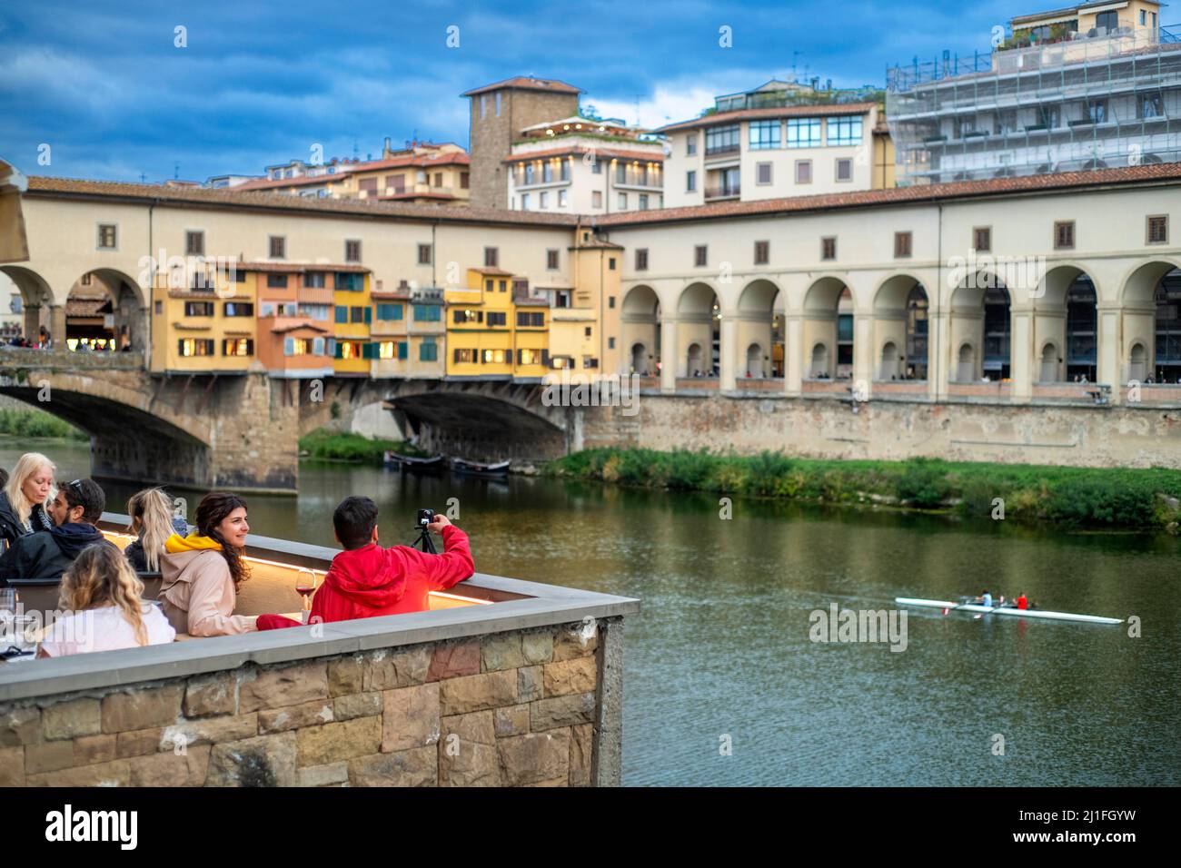 Ponte Vecchio und Vasari Korridor in Florenz, Restaurant und Menschen üben Rudern Toskana, Italien Stockfoto