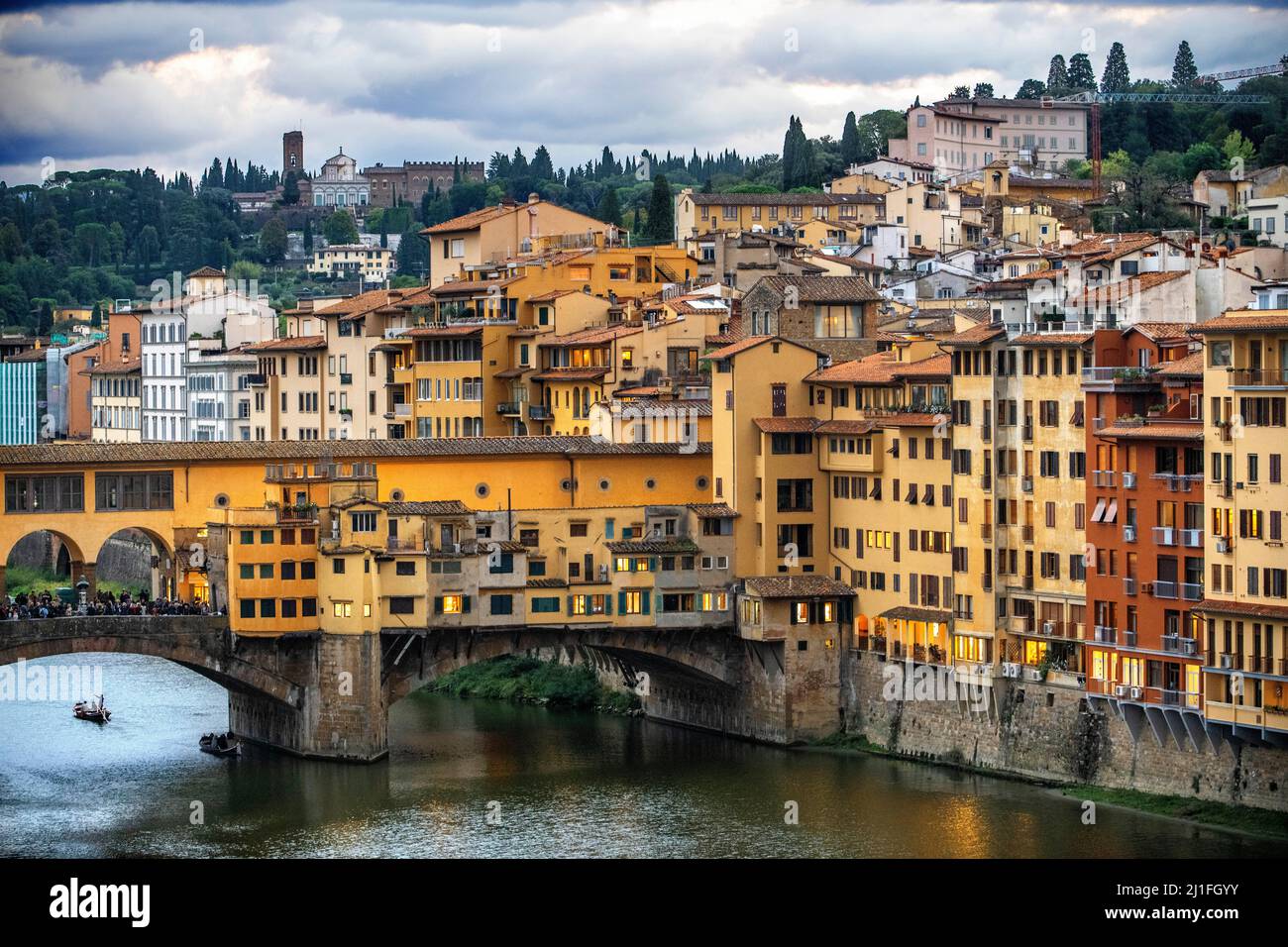 Ponte Vecchio, mittelalterliche Brücke über den Arno und den Vasari-Korridor in Florenz, Toskana Itañy. Stockfoto