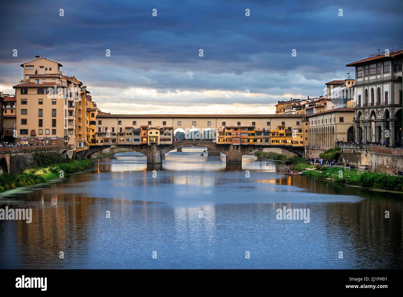 Ponte Vecchio, mittelalterliche Brücke über den Arno und den Vasari-Korridor in Florenz, Toskana Itañy. Stockfoto