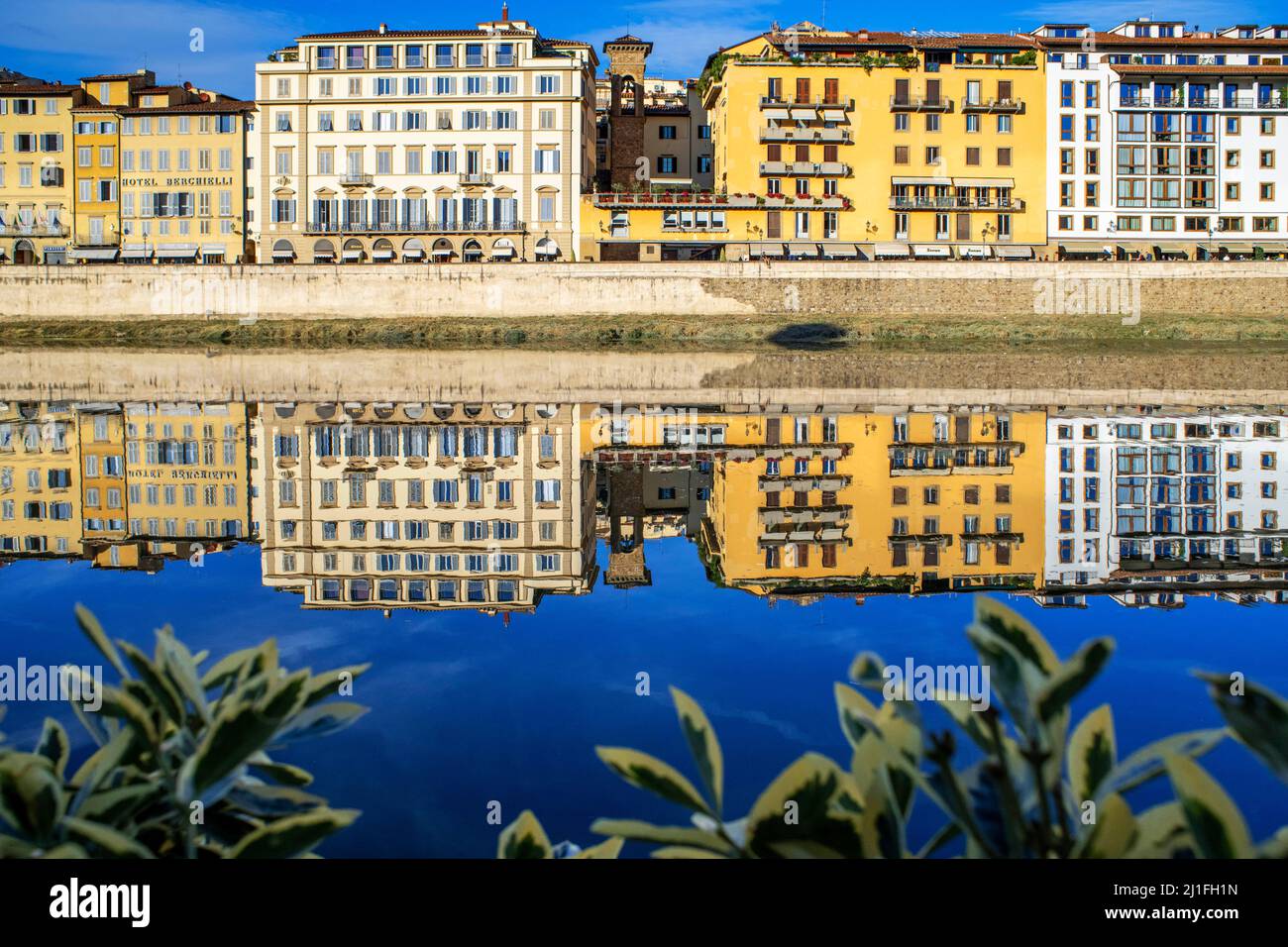 Spiegelhäuser des Viertels Santa Croce vor dem Fluss Arno in der Lungarno Corsini Straße Florenz, Toskana Itañy. Stockfoto