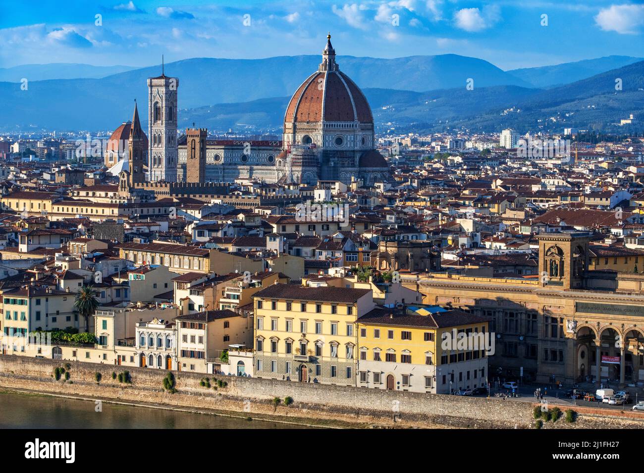 Kathedrale von Florenz, Blick auf den Dom mit seiner von Brunelleschi entworfenen Kuppel im Zentrum der Stadt Florenz gegen die Hügel der Toskana, Italien Th Stockfoto