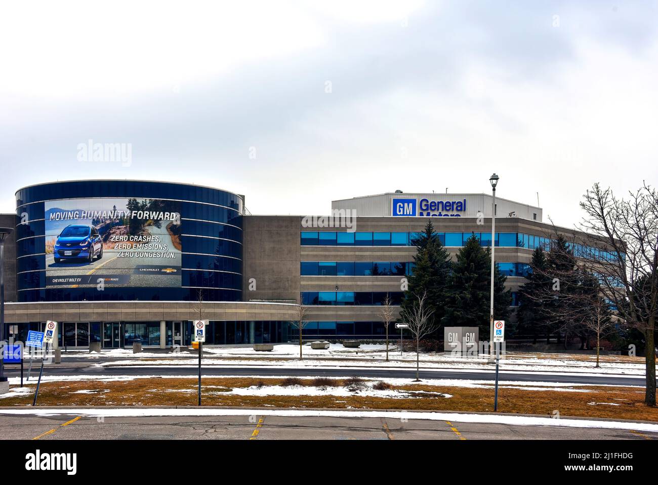 14. März 2022: General Motors of Canada Hauptsitz der kanadischen Tochtergesellschaft von General Motors in Oshawa, mit Werbung für einen Chevrolet Bolt Stockfoto