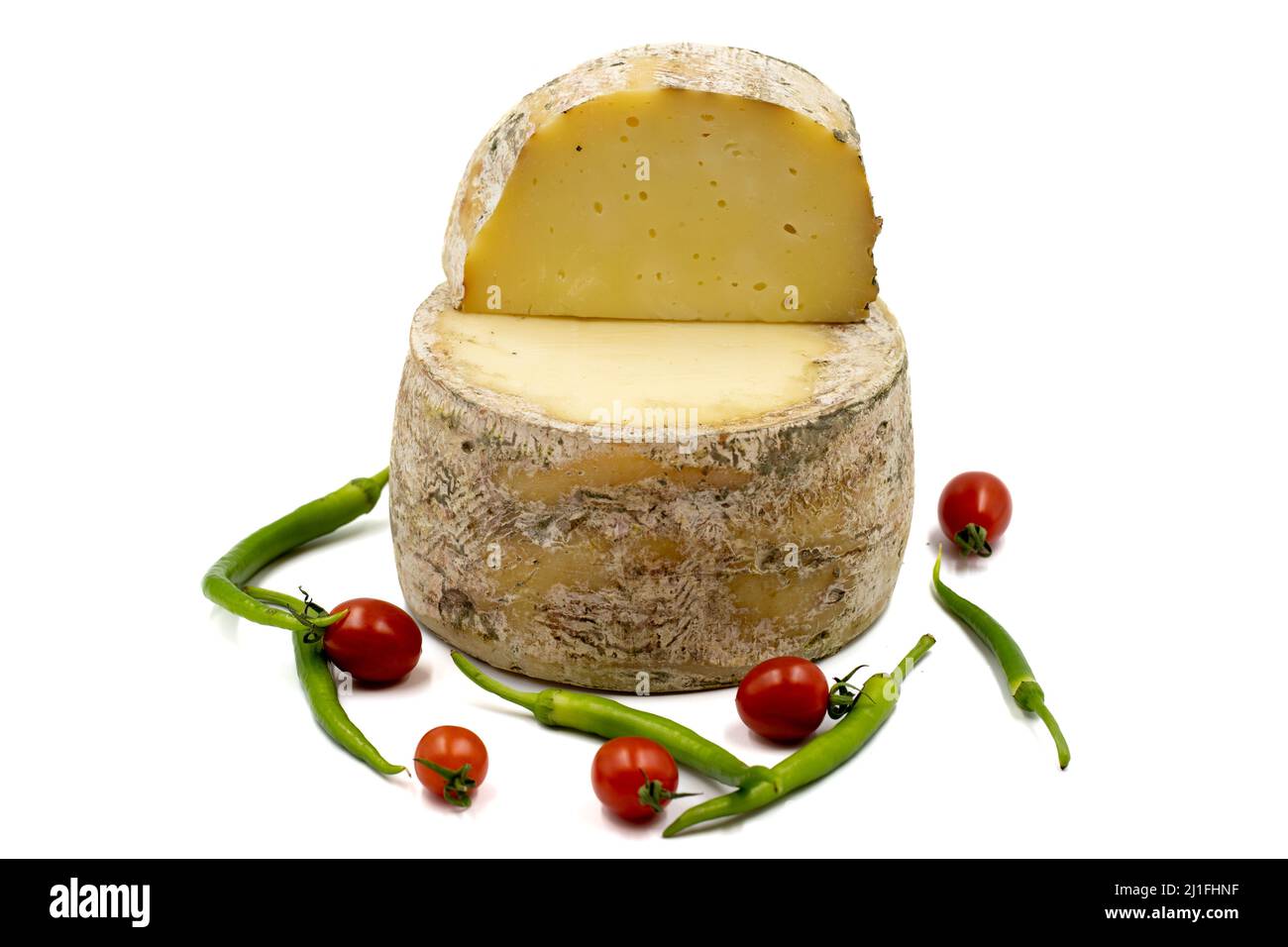 Ziegencheddar-Käse isoliert auf weißem Hintergrund. Nahaufnahme Stockfoto