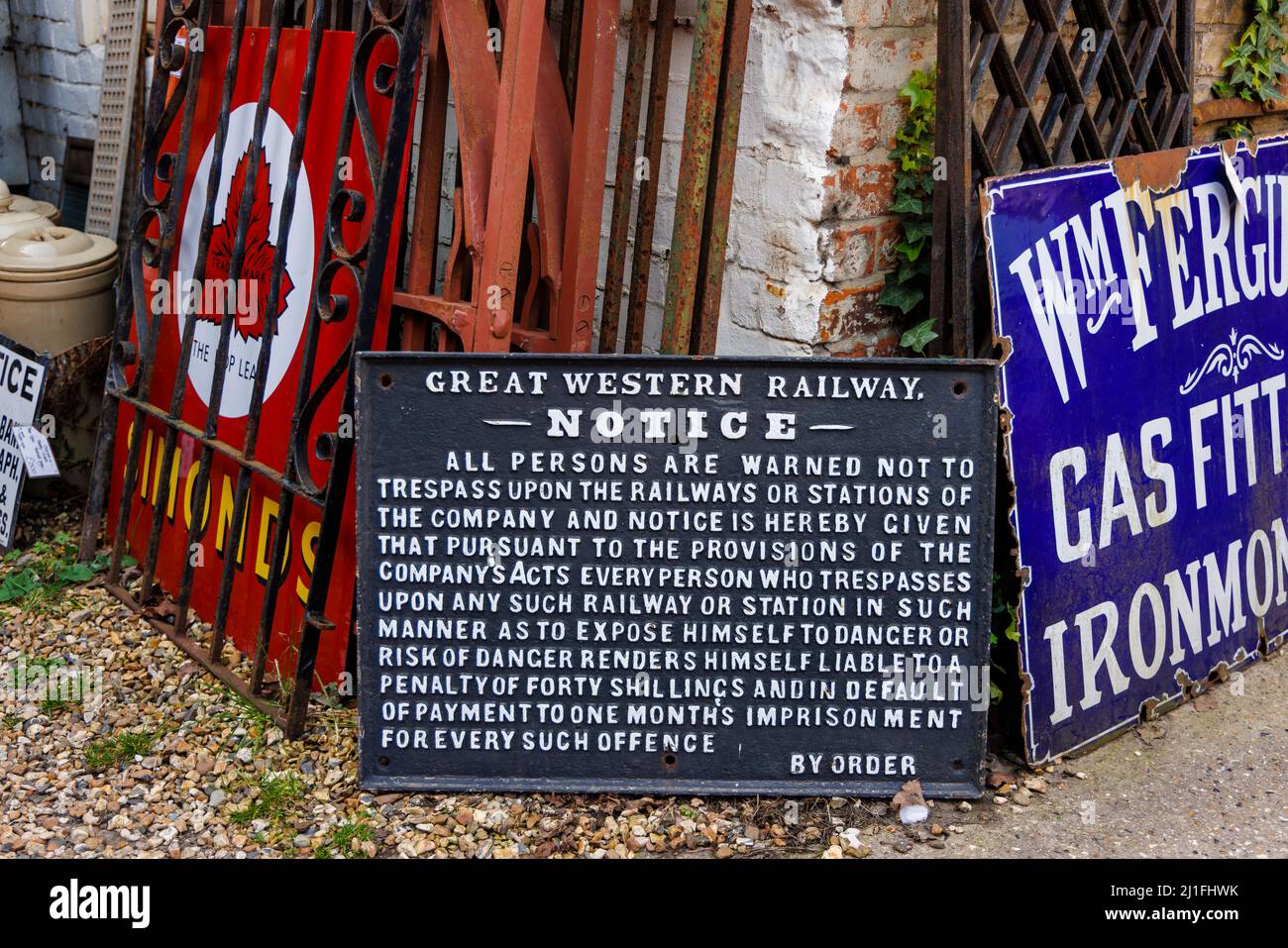 Ein altes Schild der Great Western Railway mit einem wortlauten Verbot, in einem Antiquitätengeschäft in Hungerford, einer Marktstadt in berkshire, zum Verkauf einzudringen Stockfoto