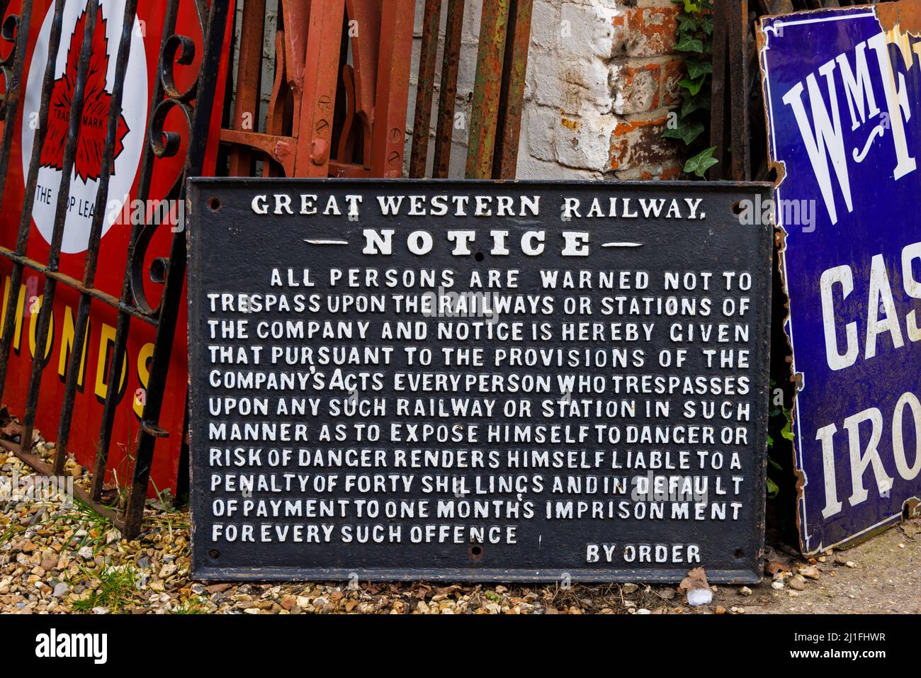 Ein altes Schild der Great Western Railway mit einem wortlauten Verbot, in einem Antiquitätengeschäft in Hungerford, einer Marktstadt in berkshire, zum Verkauf einzudringen Stockfoto