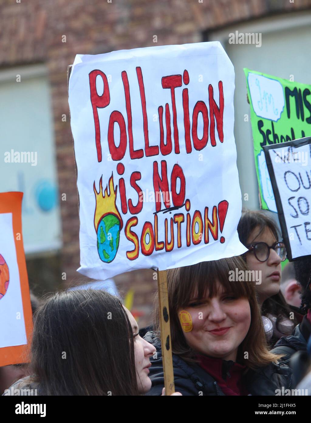 Hunderte junger Menschen versammelten sich am Freitag im Rahmen eines globalen Klimastreiks auf dem Merrion Square im Stadtzentrum von Dublin. Bilddatum: Freitag, 25. März 2022. Stockfoto