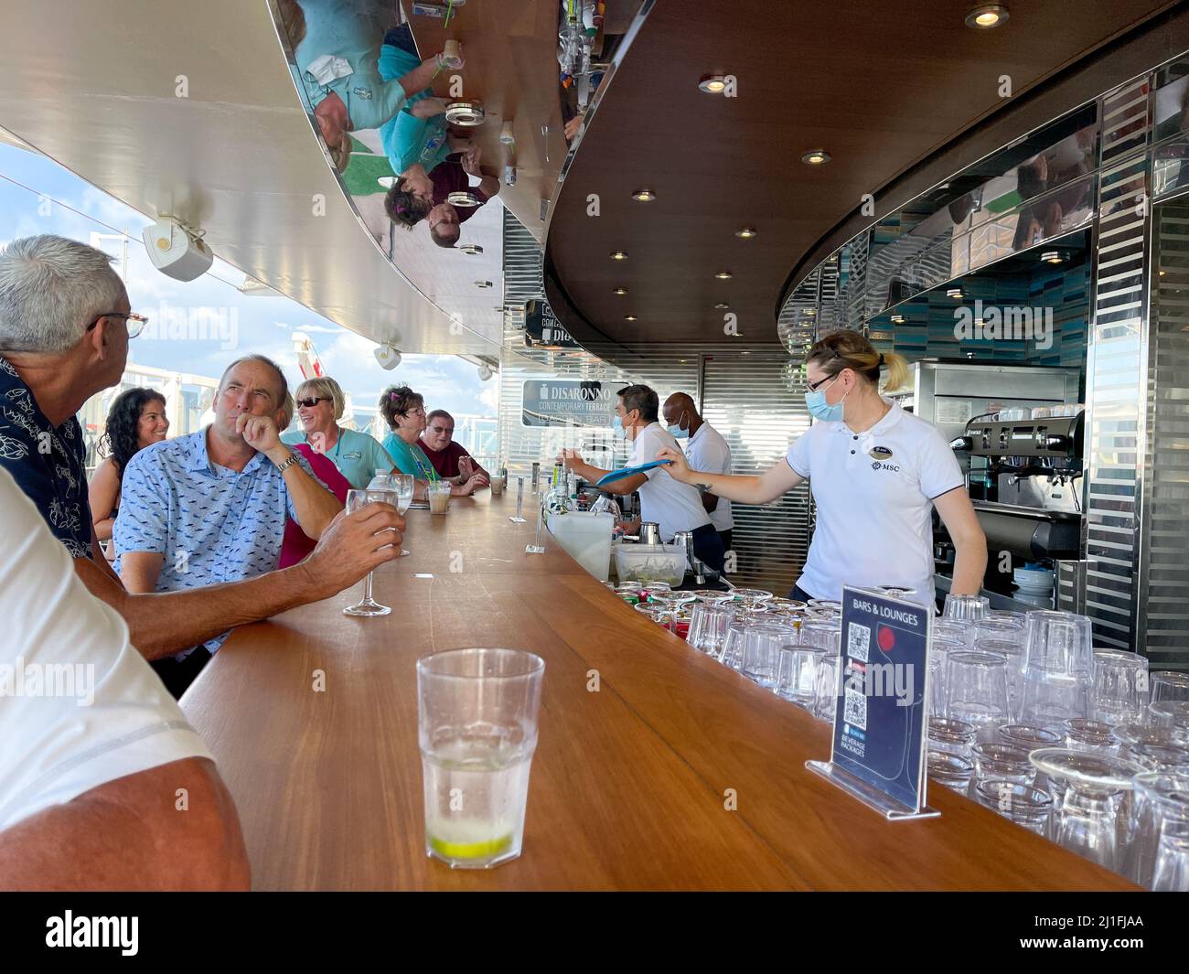 Orlando, FL USA - 10. Oktober 2021: Barkeeper servieren Getränke an einer Bar im Freien auf dem MSC Cruise Ship Divina in Port Canaveral, Florida. Stockfoto